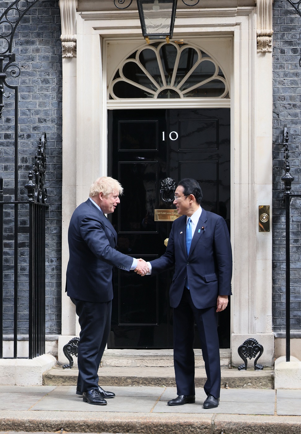Photograph of the Prime Minister being welcomed by Prime Minister Johnson (4)
