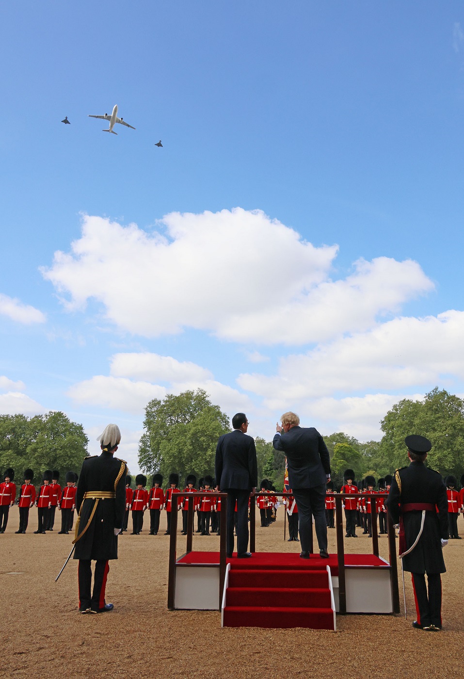 Photograph of a salute and the guard of honor ceremony (1)