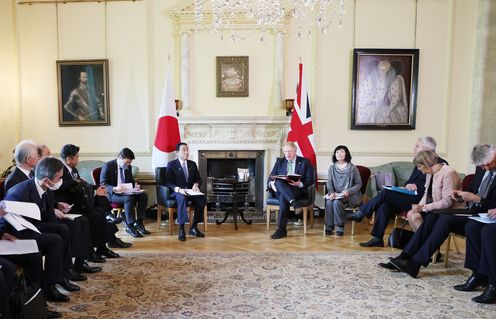 Photograph of the Japan-U.K. Summit Meeting (plenary meeting)