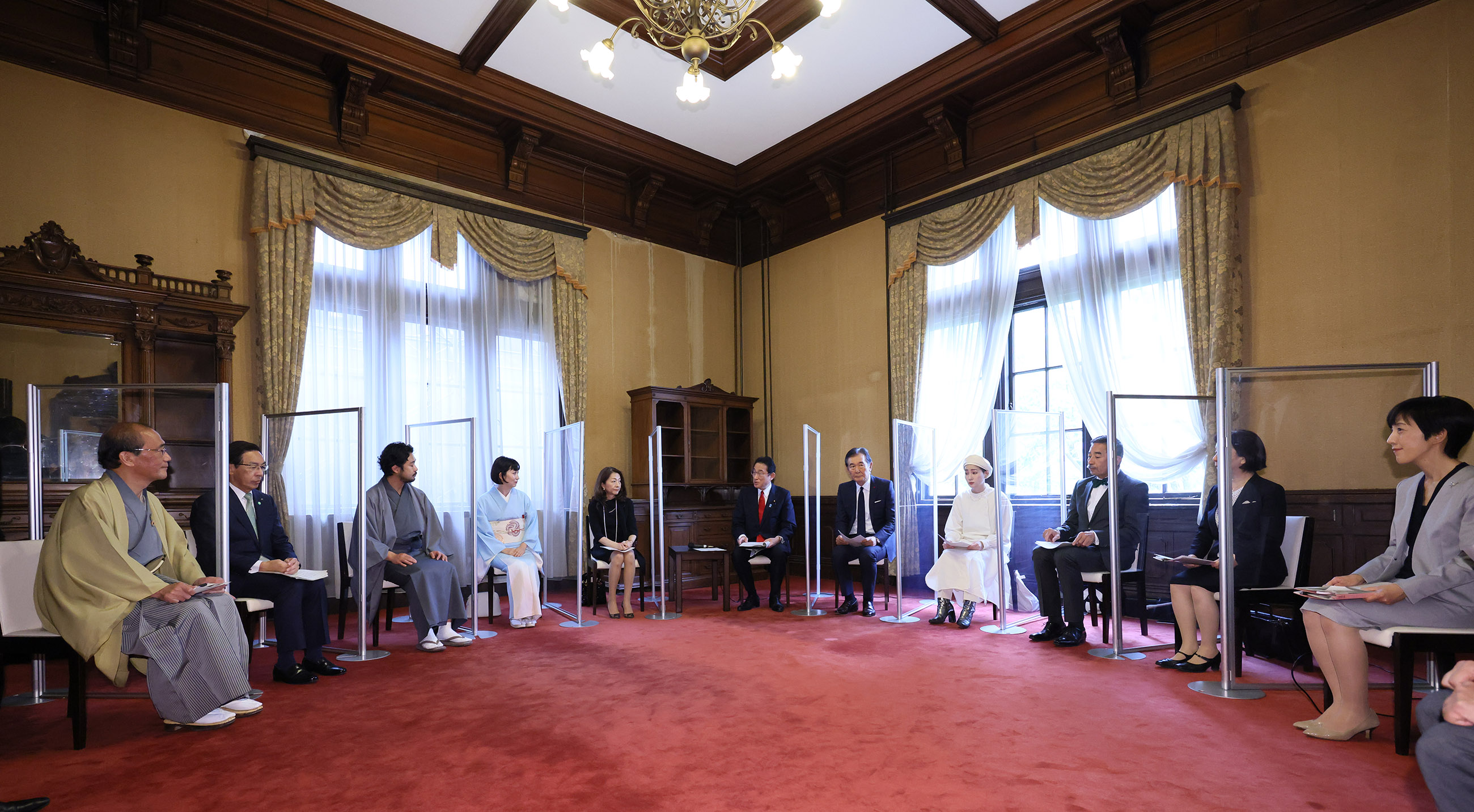 Photograph of the Prime Minister making a remark at a roundtable talk (2)