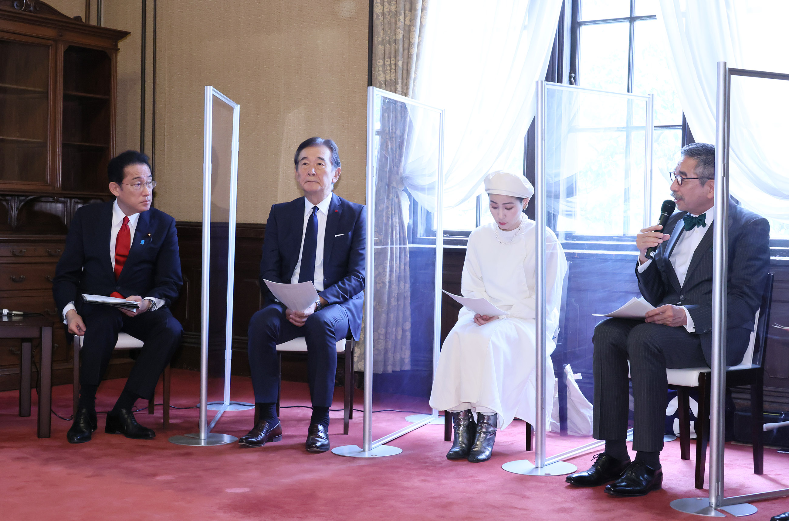 Photograph of the Prime Minister listening to other participants in a roundtable talk (3)