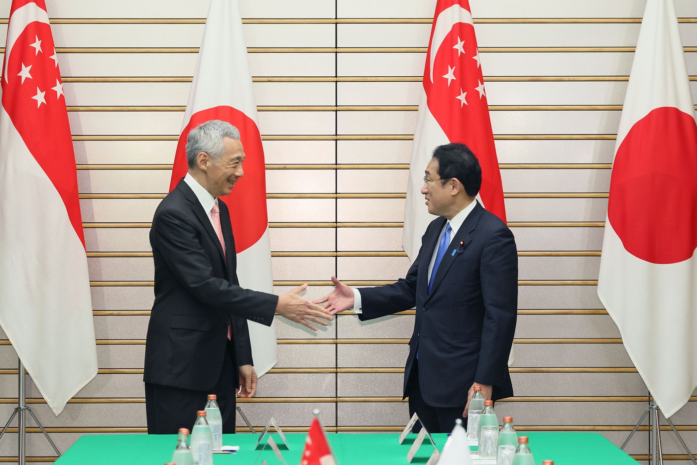 Photograph of the Japan-Singapore Summit Meeting (2)
