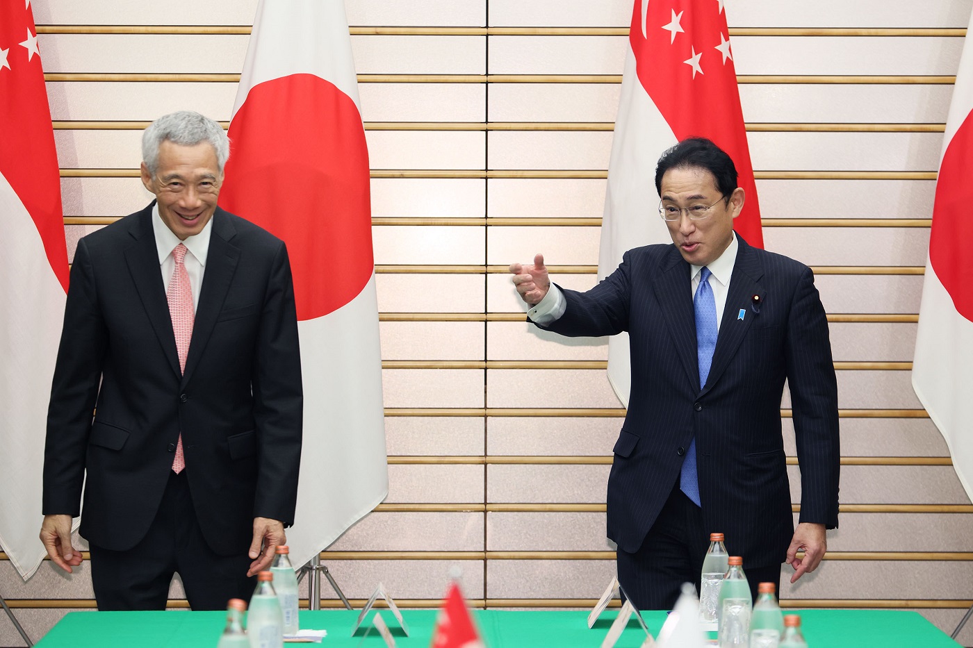 Photograph of the Japan-Singapore Summit Meeting (3)