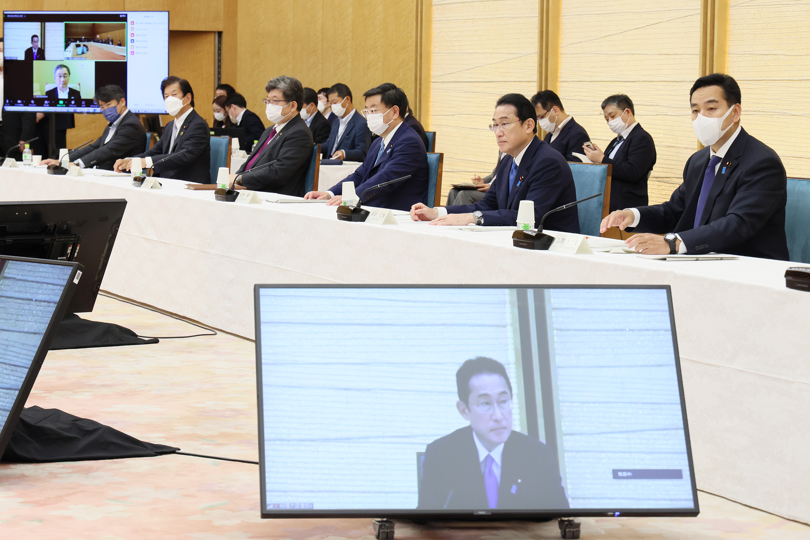 Photograph of the Prime Minister wrapping up a meeting (2)
