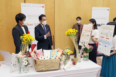 Photograph  of the Prime Minister viewing the exhibition booth of an award winner (5)
