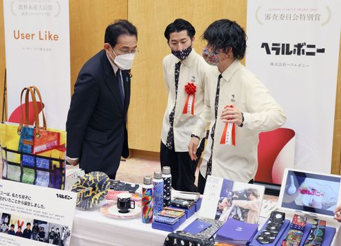Photograph  of the Prime Minister viewing the exhibition booth of an award winner (6)