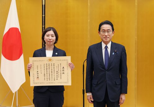 Photograph of the Prime Minister holding a commemorative photo session with an award winner