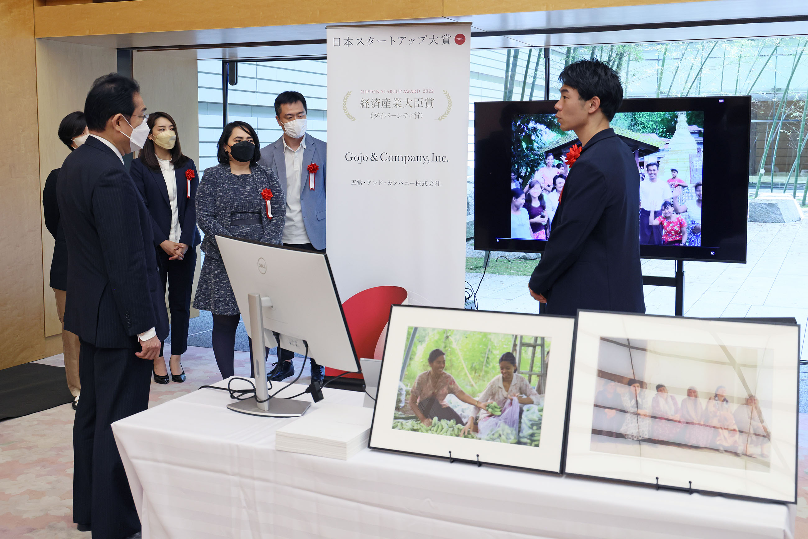 Photograph  of the Prime Minister viewing the exhibition booth of an award winner (4)