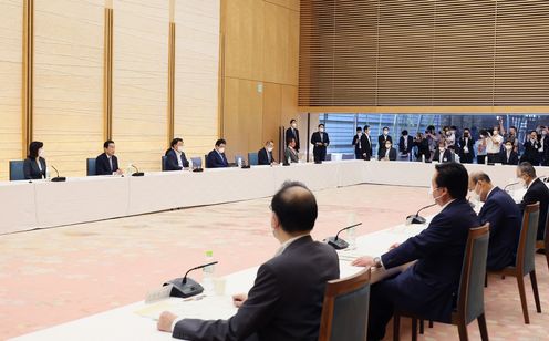 Photograph of the Prime Minister wrapping up a meeting (3)