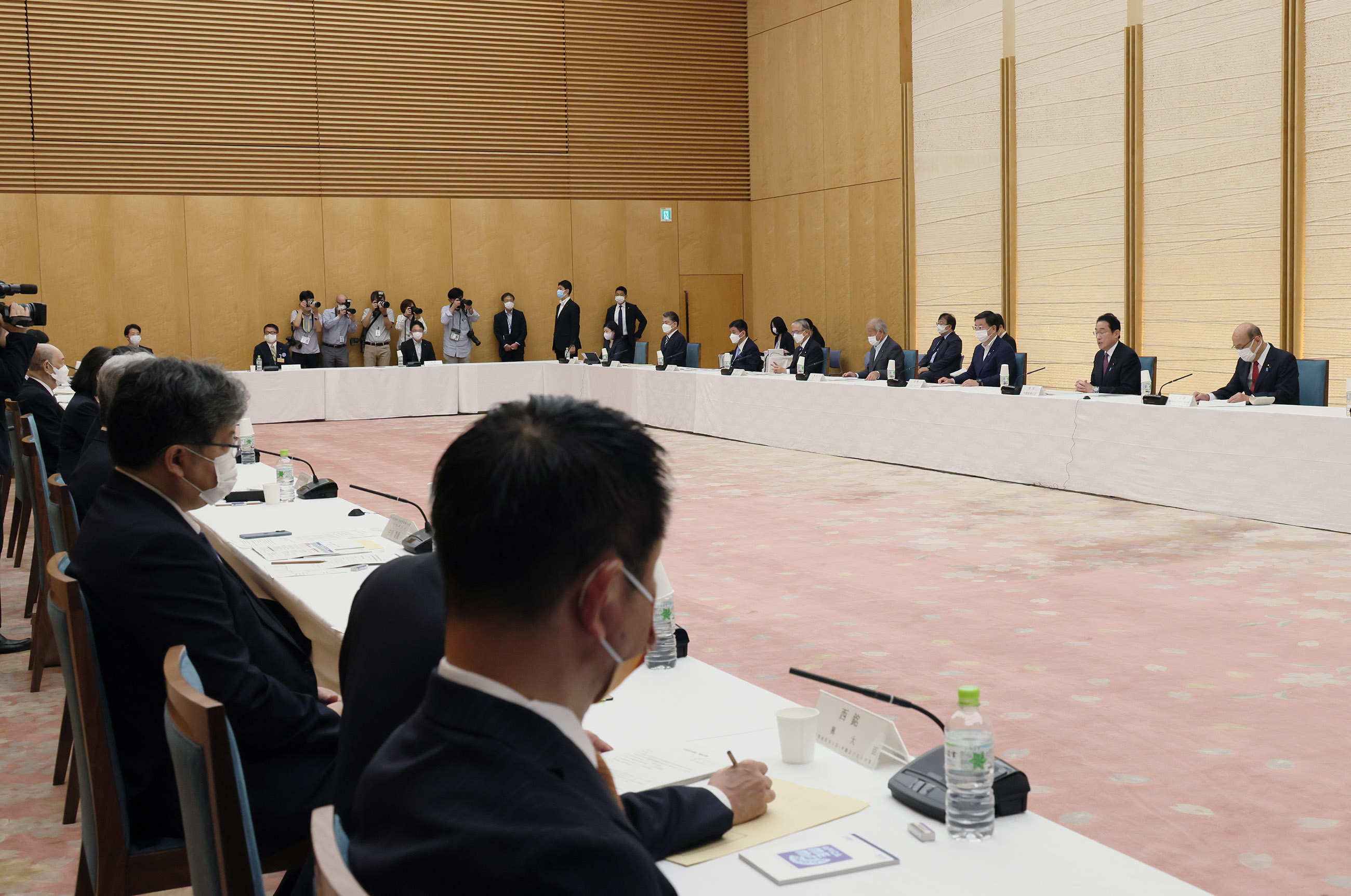 Photograph of the Prime Minister wrapping up a meeting (5)