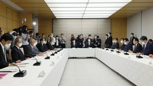 Photograph of the Prime Minister wrapping up a meeting (4)