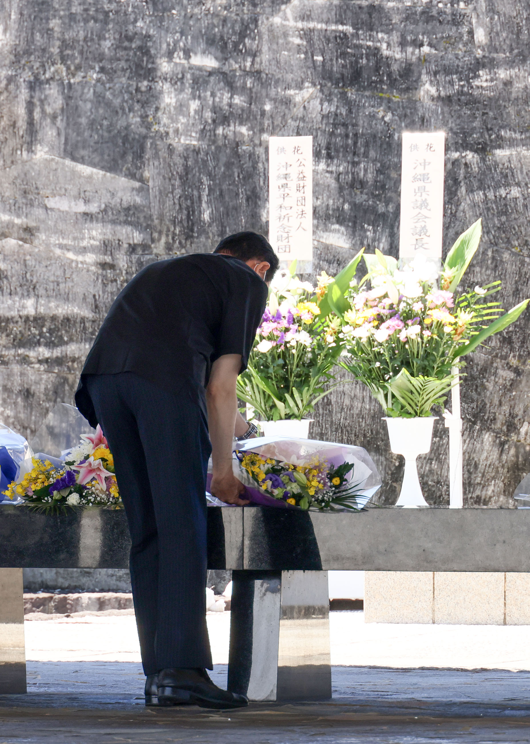 Photograph of the Prime Minister offering flowers at the National Cemetery for the War Dead (1)