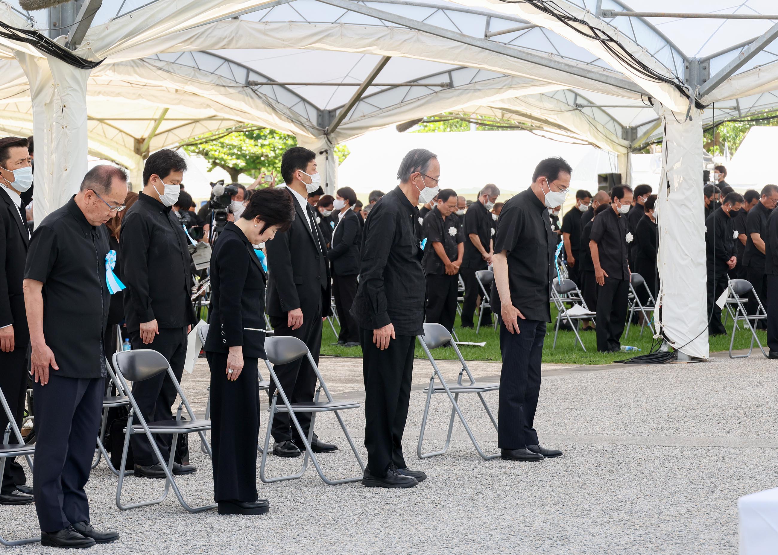 Photograph of the Prime Minister observing a moment of silence at the Memorial Ceremony to Commemorate the Fallen on the 77th Anniversary of the End of the Battle of Okinawa (2)