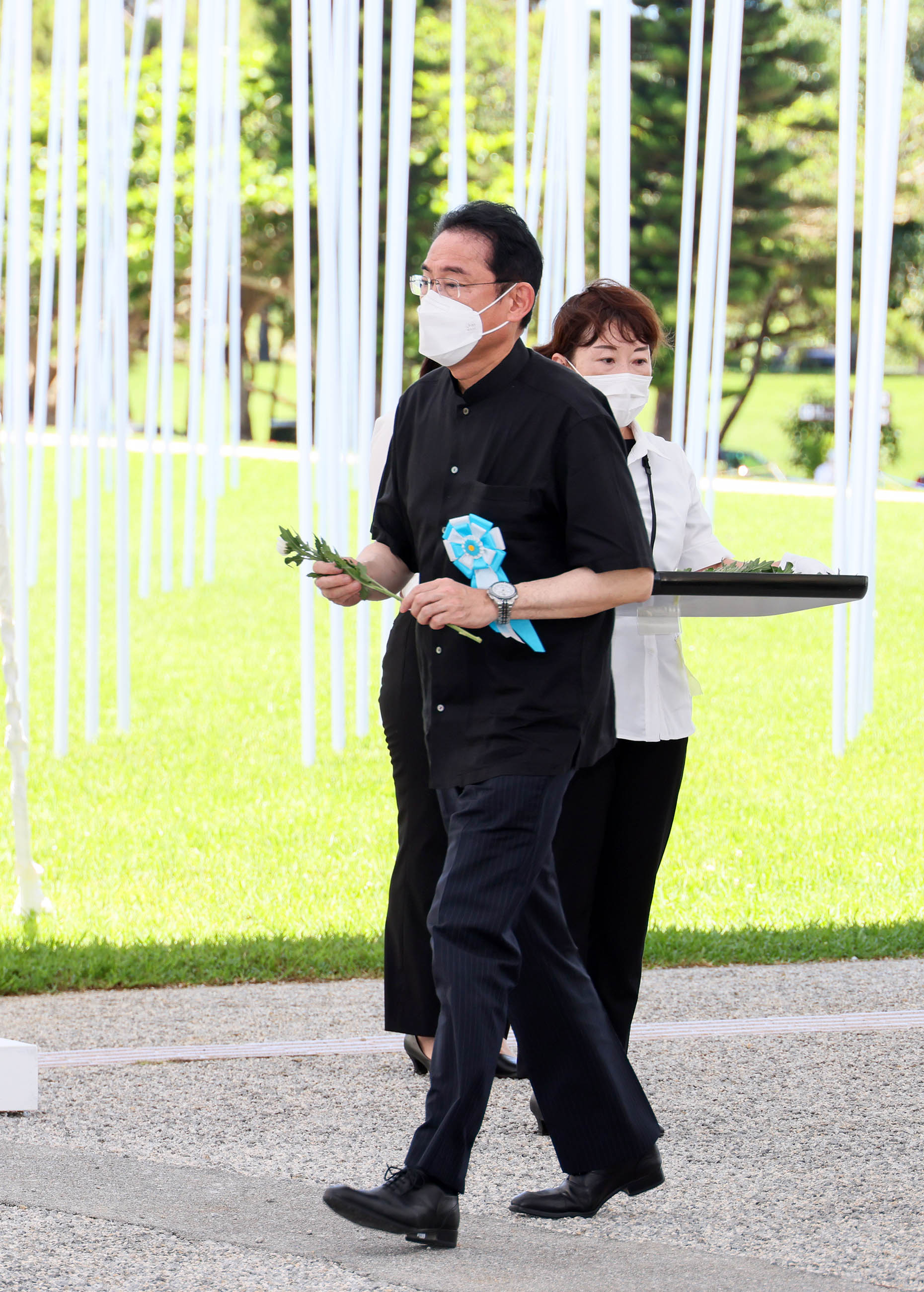 Photograph of the Prime Minister offering a flower at the Memorial Ceremony to Commemorate the Fallen on the 77th Anniversary of the End of the Battle of Okinawa (1)