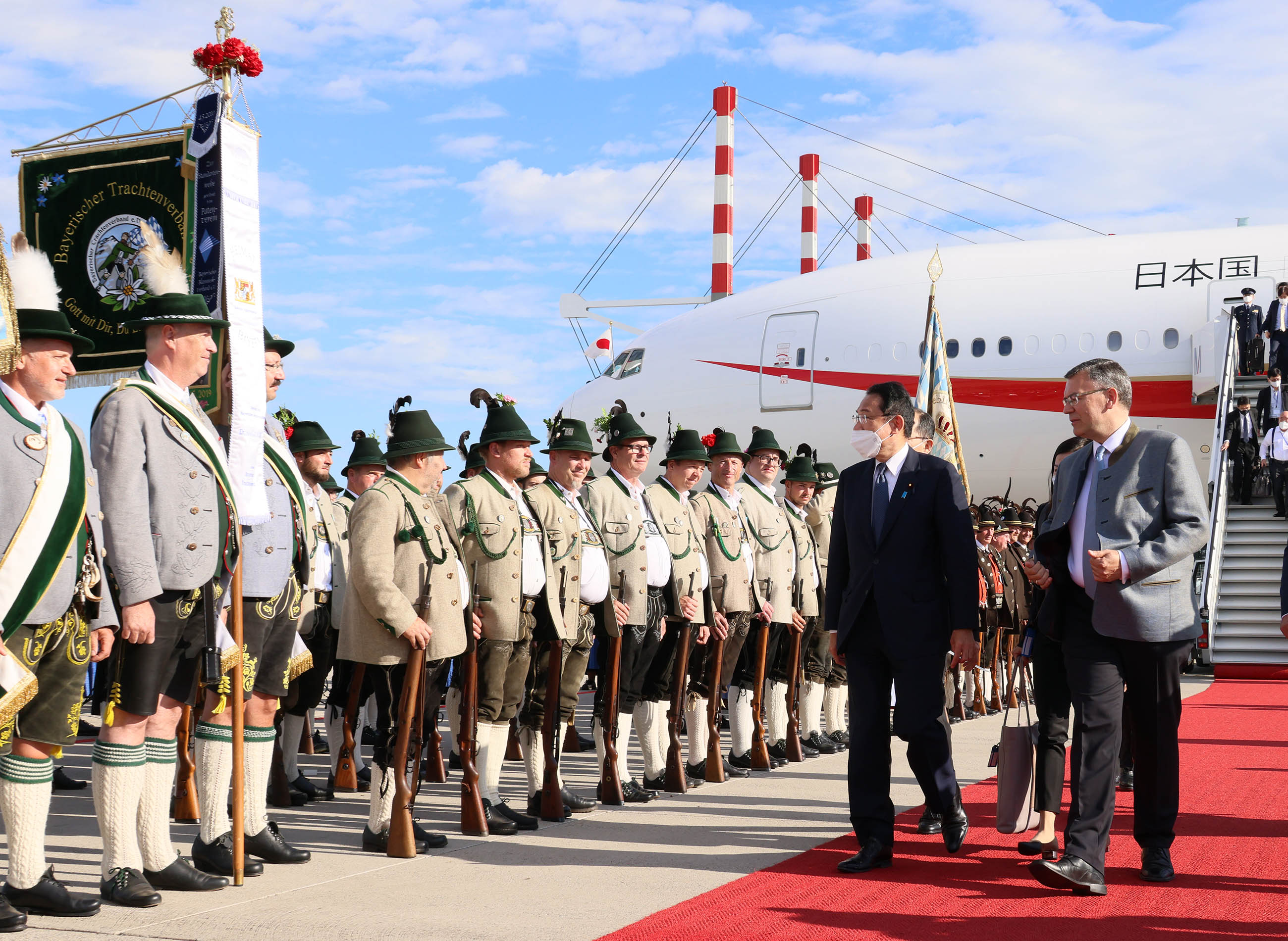 Photograph of the Prime Minister arriving in Germany (2)