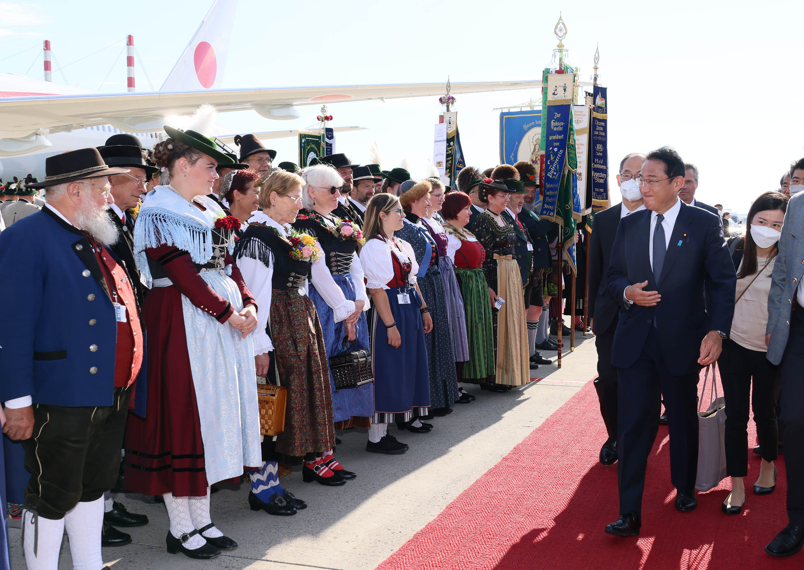 Photograph of the Prime Minister arriving in Germany (4)