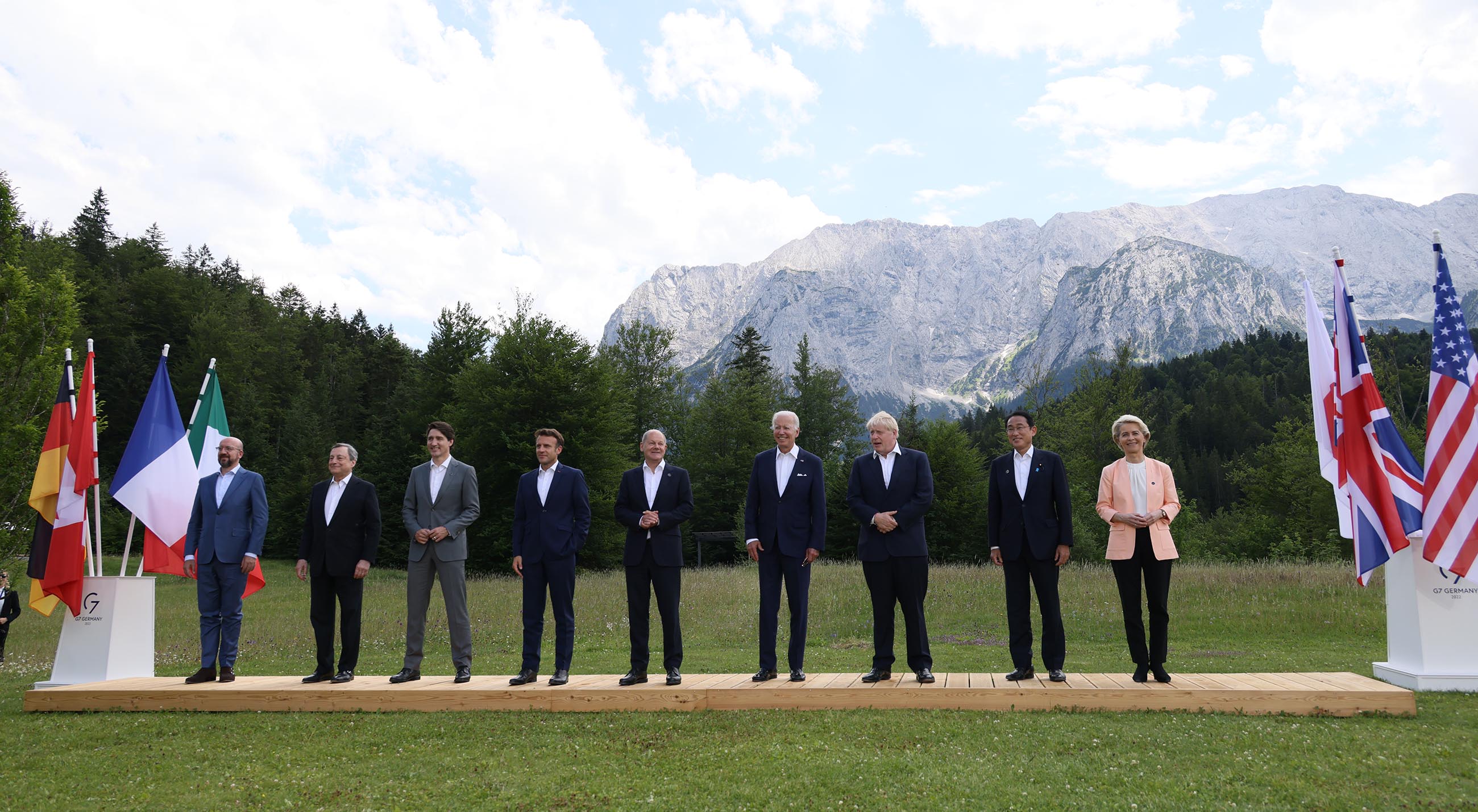 Photograph of a group photo session with the G7 leaders (1)
