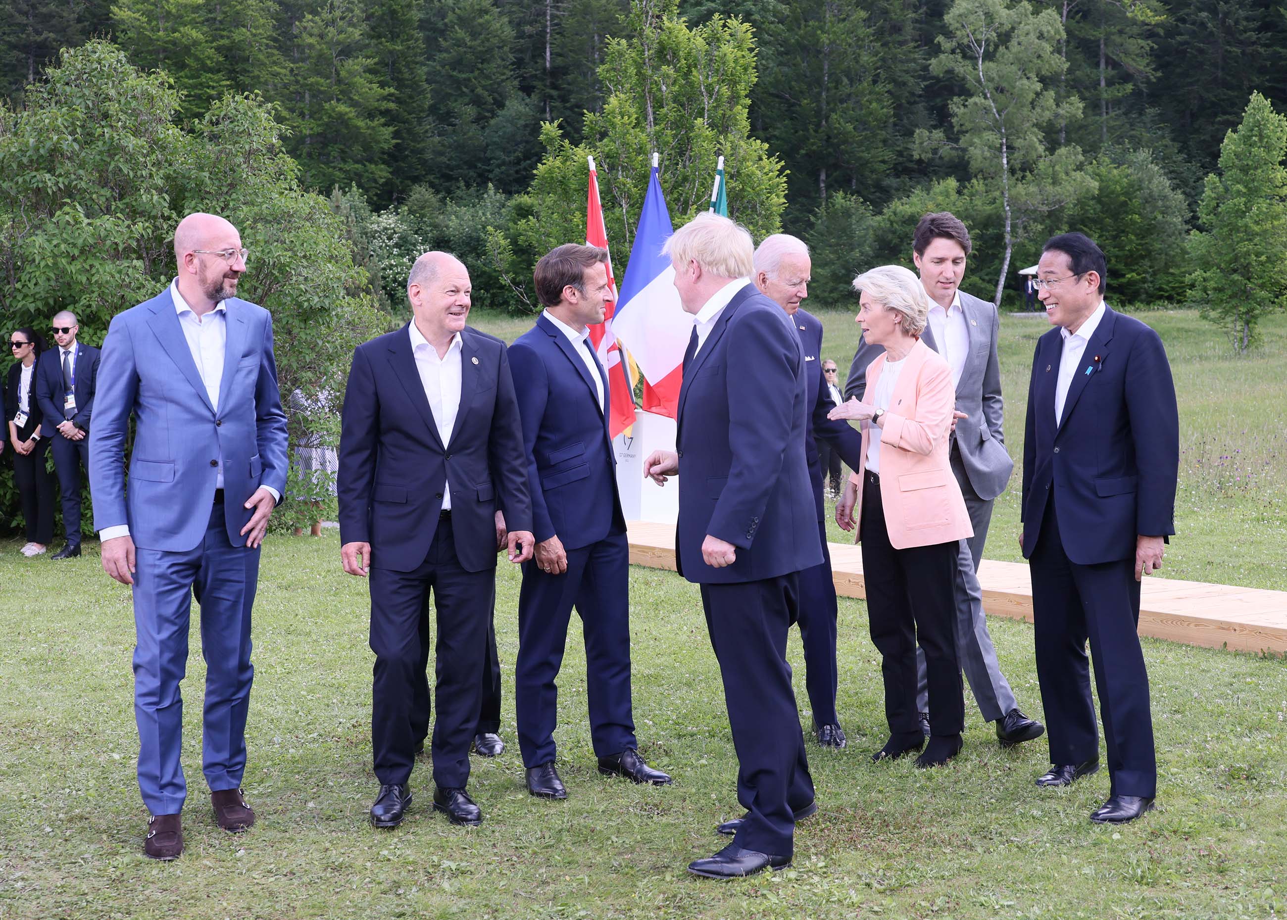 Photograph of a group photo session with the G7 leaders (2)