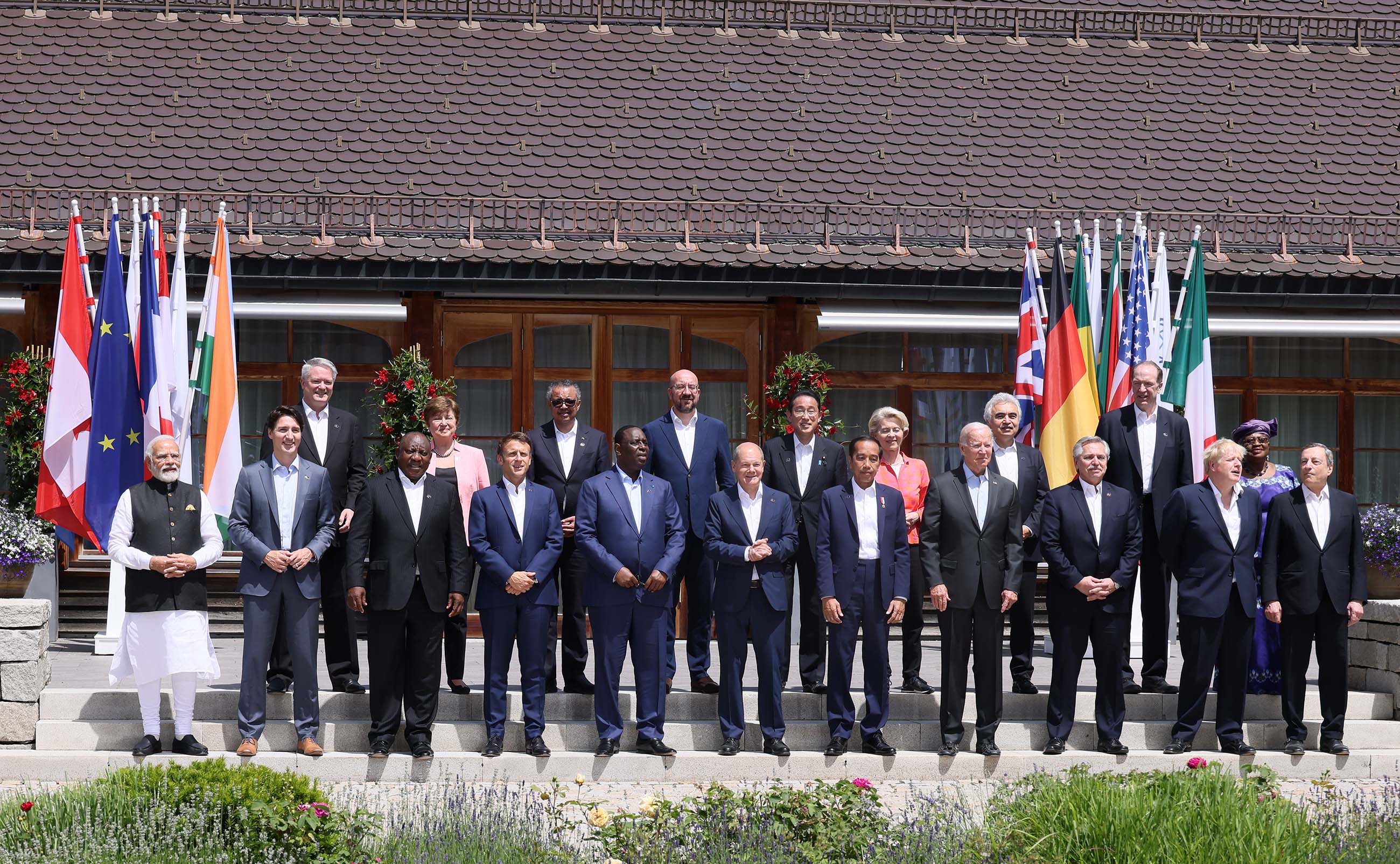 Photograph of a group photo session with the leaders of the G7 members and guest countries (1)