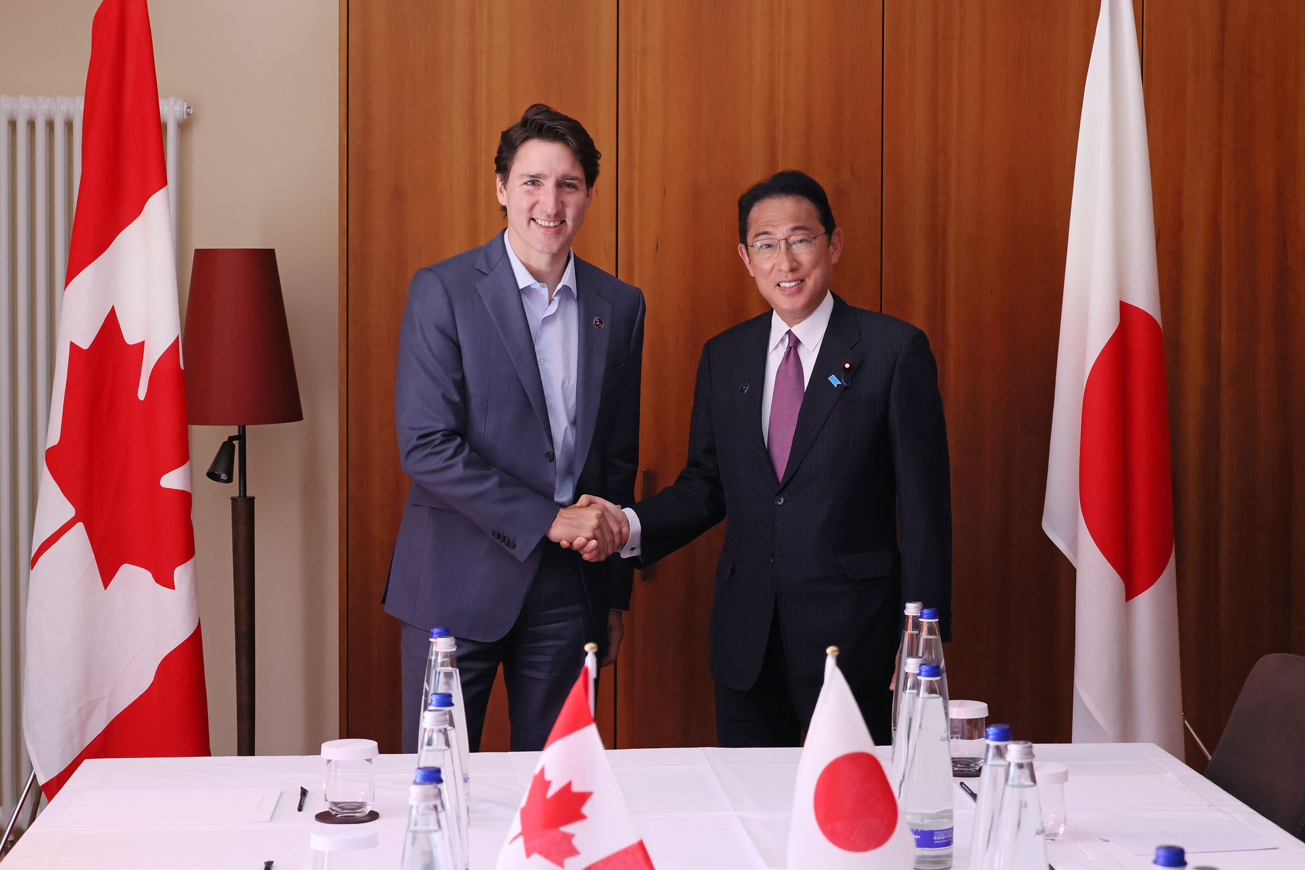 Photograph of the Prime Minister holding a meeting with Canadian Prime Minister Justin Trudeau (2)
