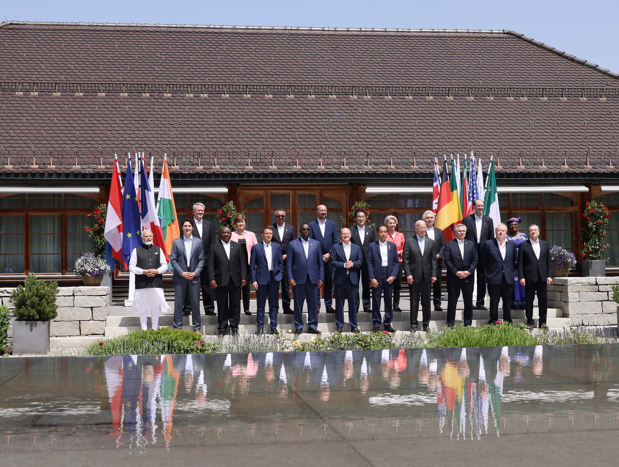 Photograph of a group photo session with the leaders of the G7 members and guest countries (3)