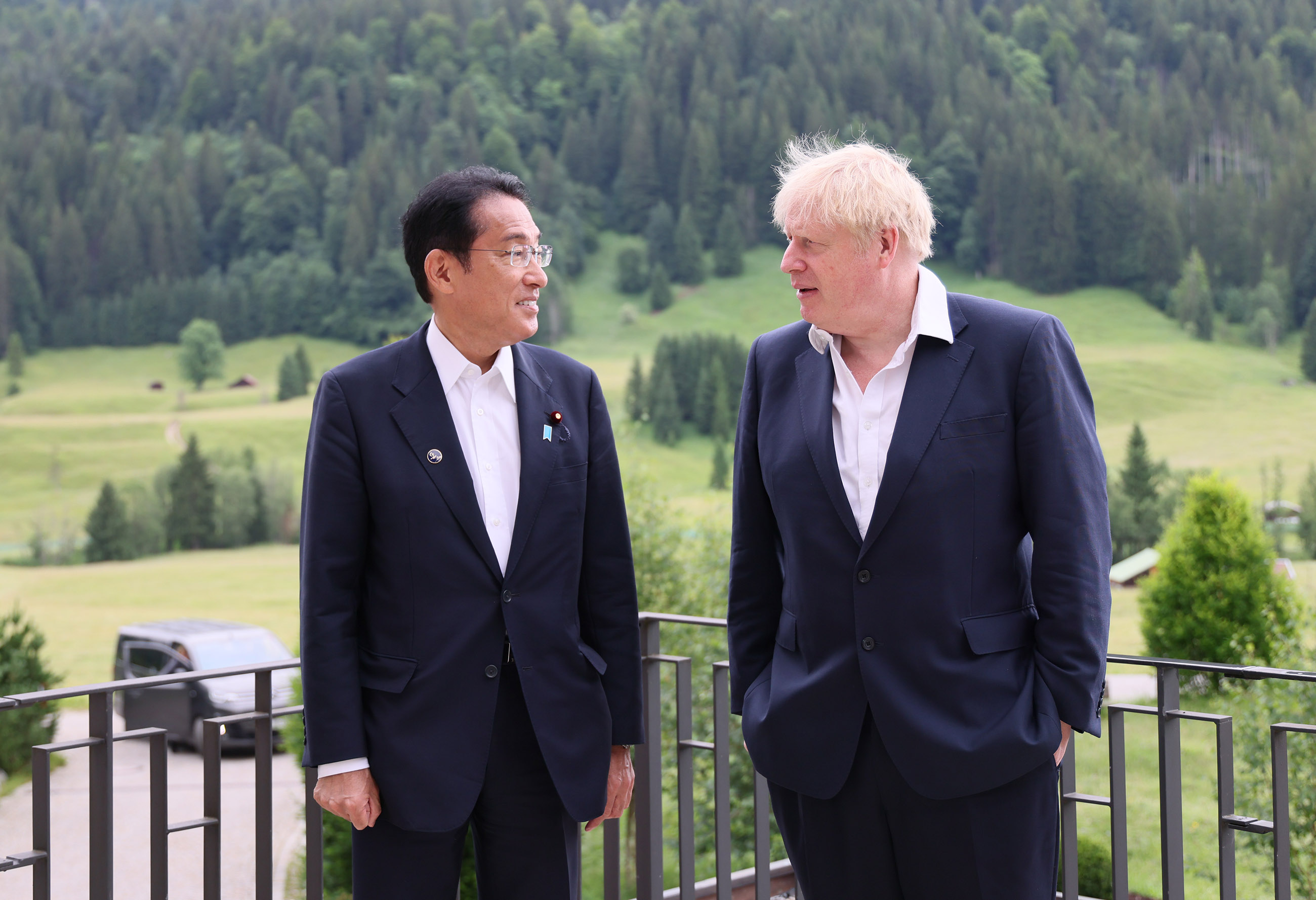Photograph of the Prime Minister holding a meeting with U.K. Prime Minister Johnson (1)