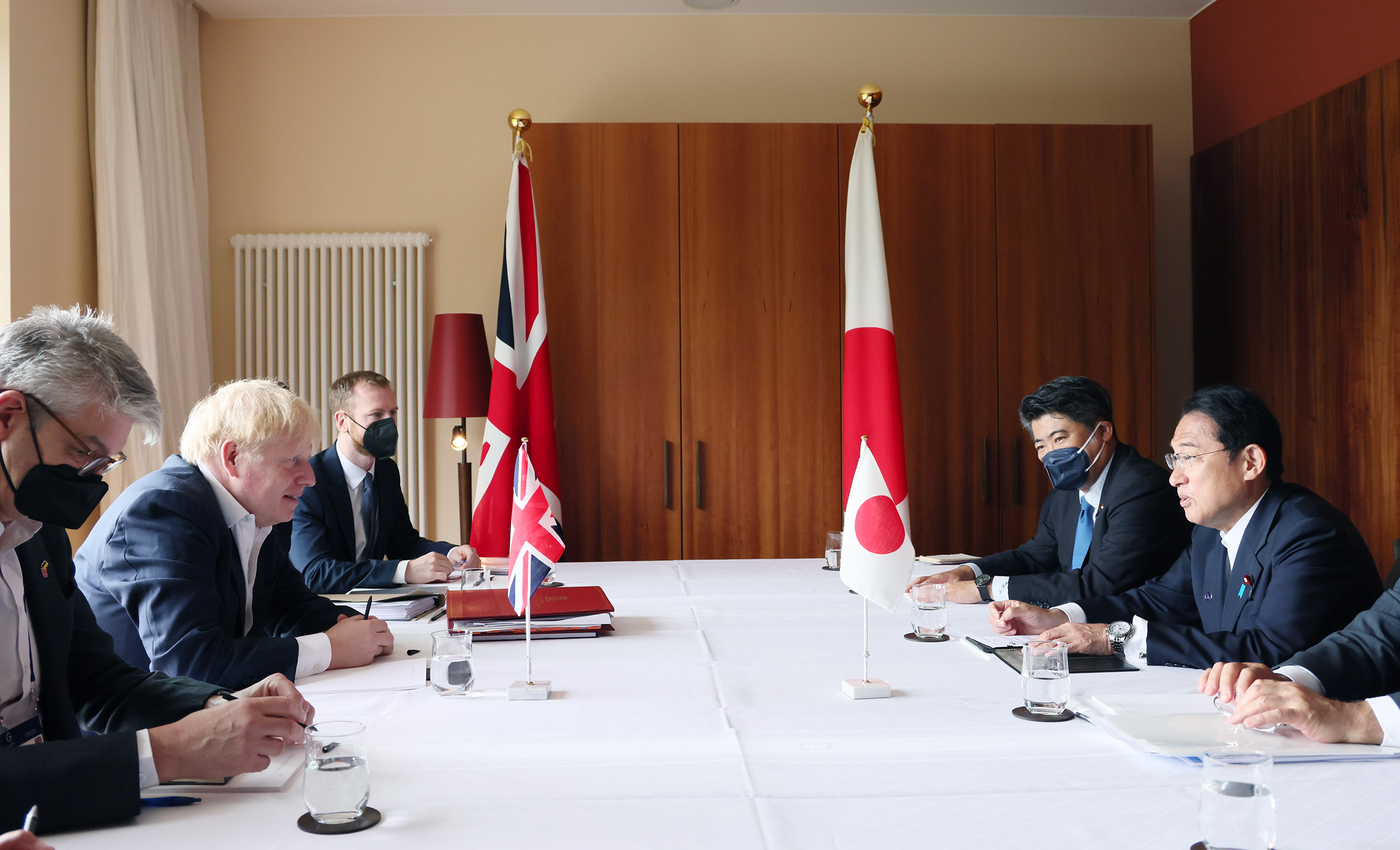 Photograph of the Prime Minister holding a meeting with U.K. Prime Minister Johnson (3)