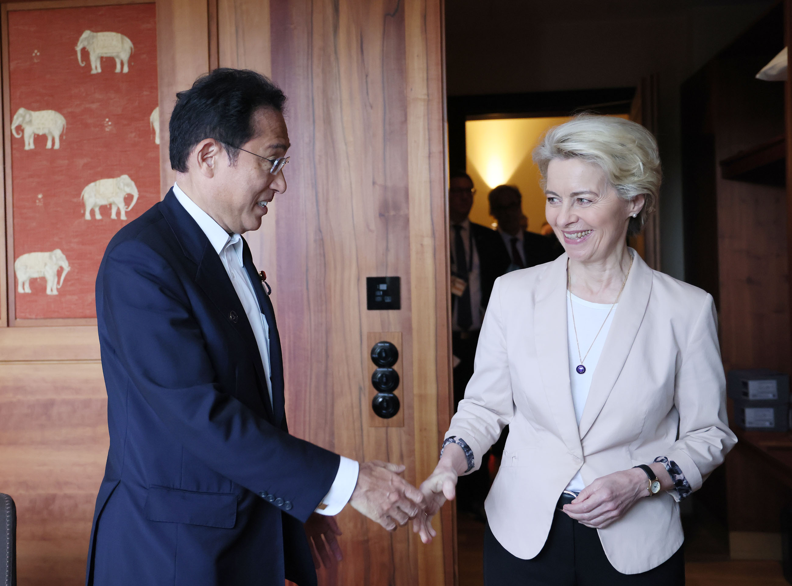 Photograph of the Prime Minister holding a meeting with European Commission President von der Leyen (1)
