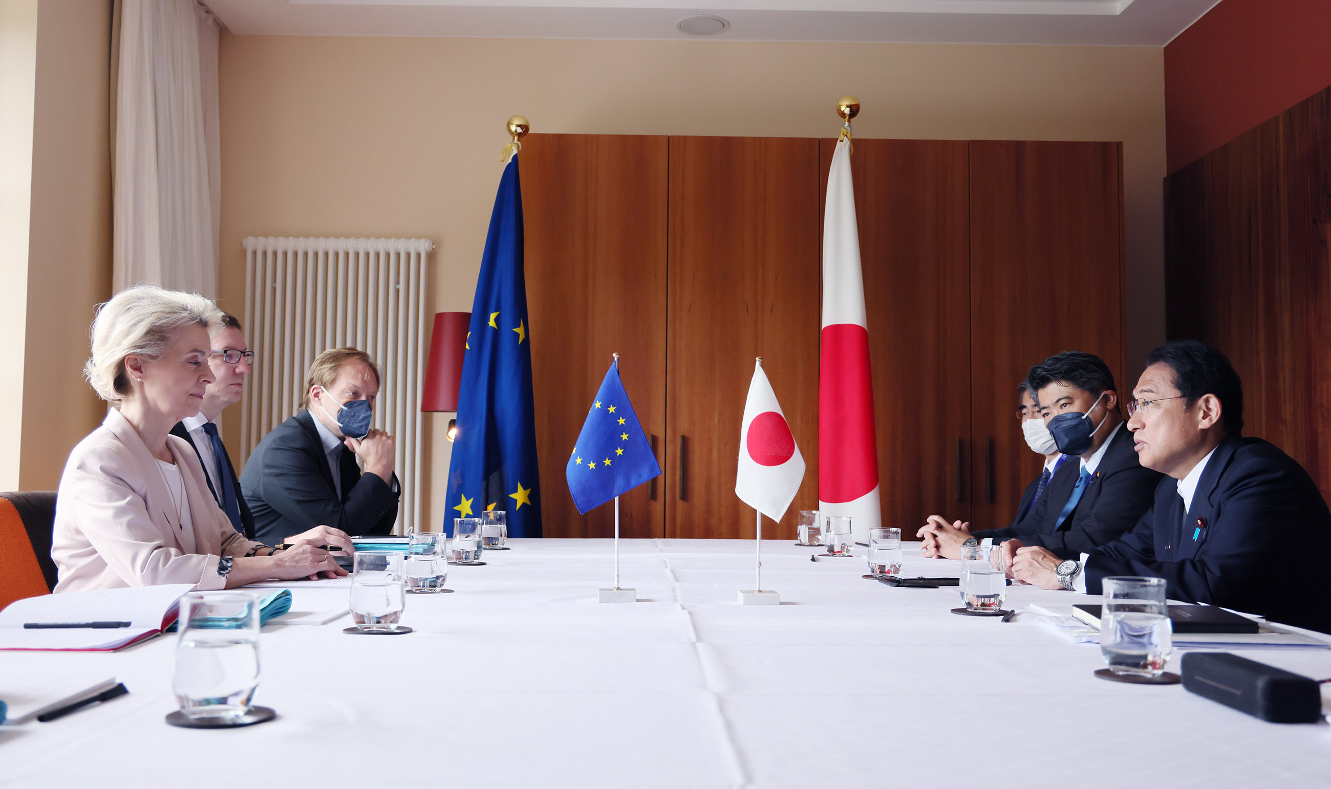 Photograph of the Prime Minister holding a meeting with European Commission President von der Leyen (3)