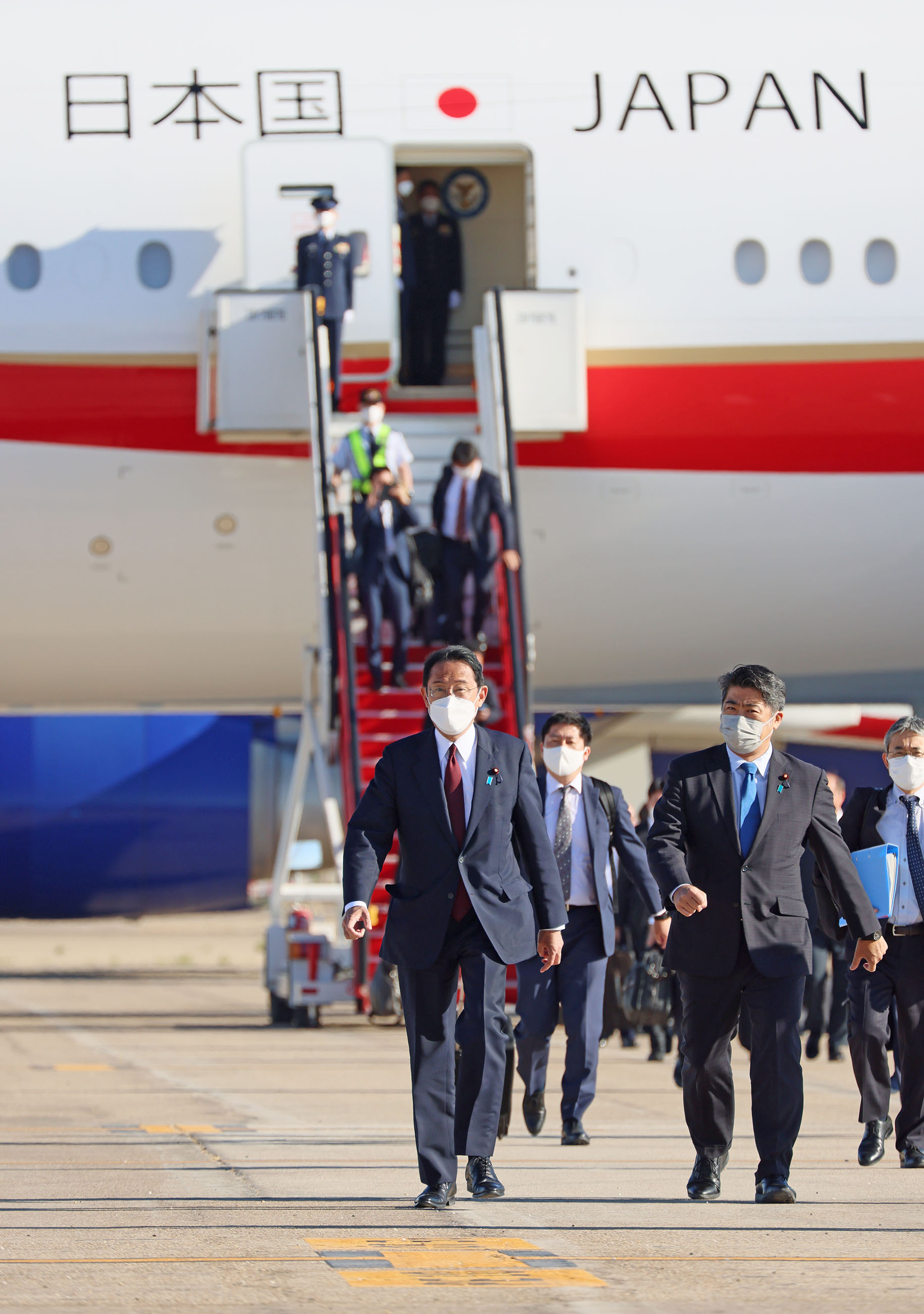 Photograph of the Prime Minister arriving in Spain (1)