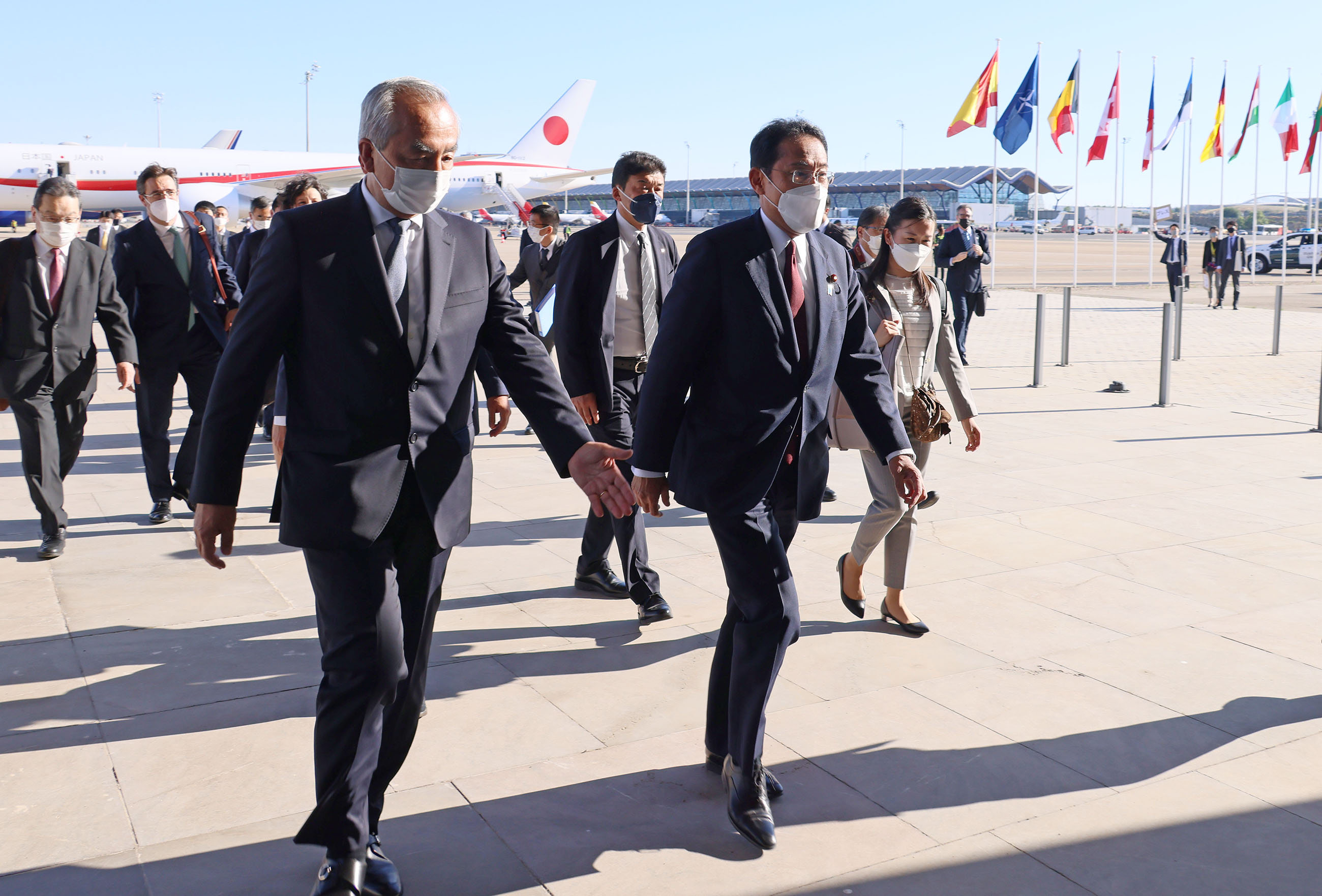 Photograph of the Prime Minister arriving in Spain (2)
