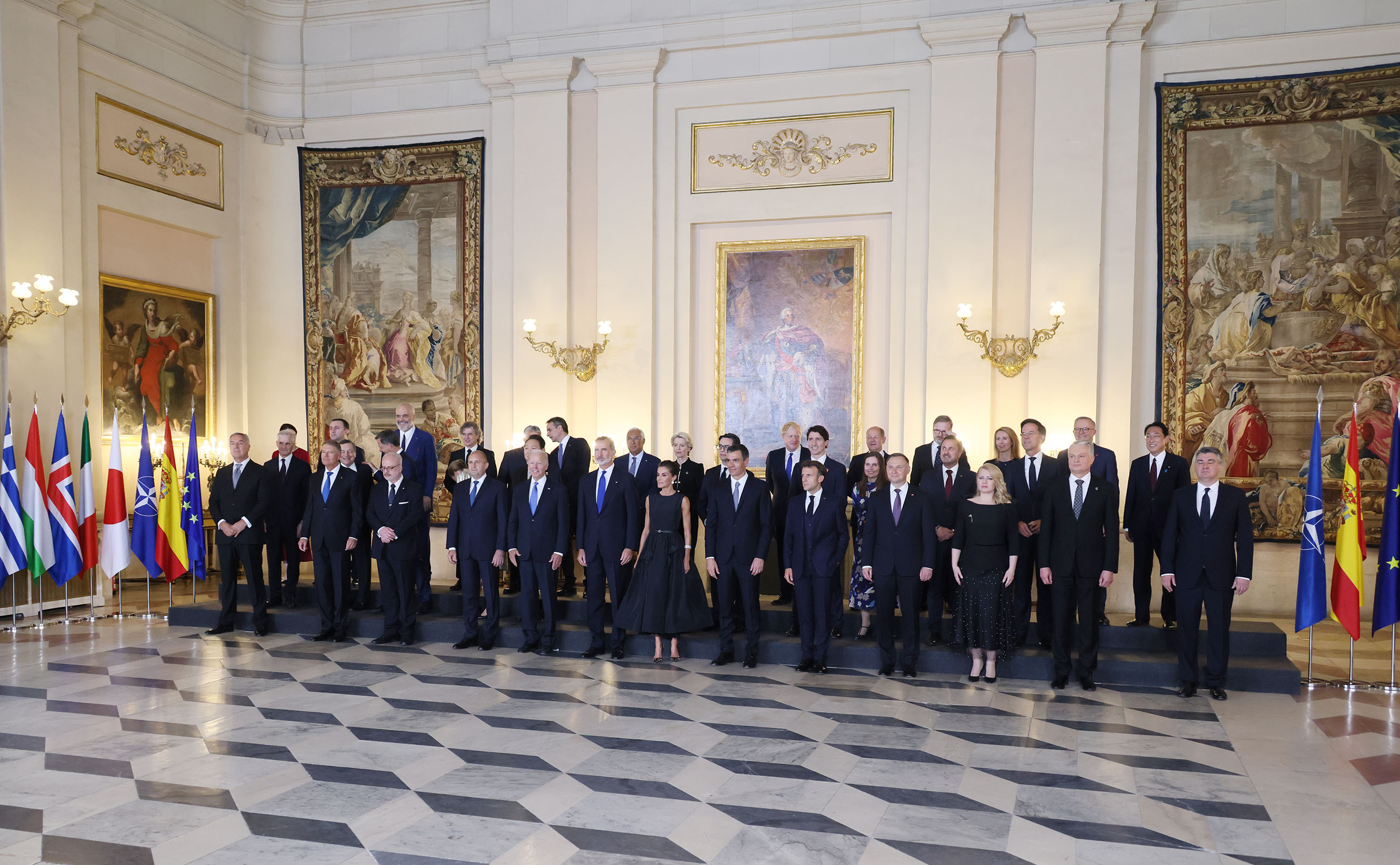 Photograph of a photo session in a dinner hosted by H.M. King Felipe VI (2)