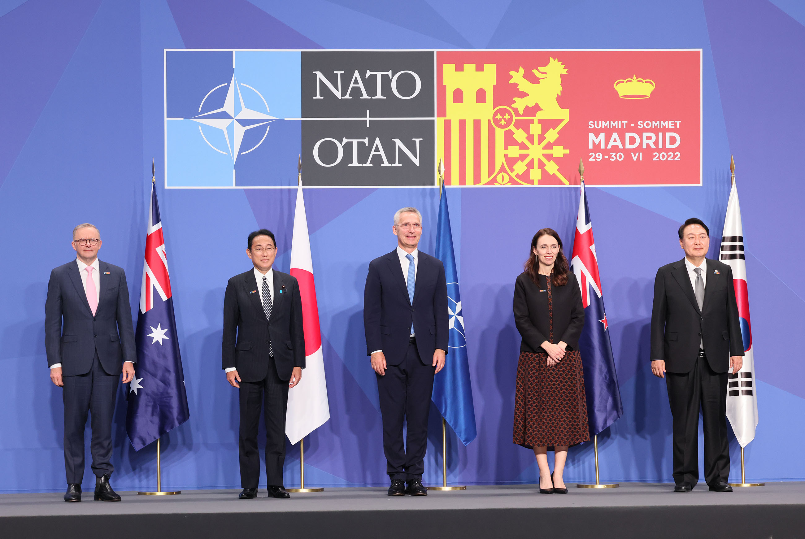 Photo session for the leaders of the NATO members and the AP4 countries (1)