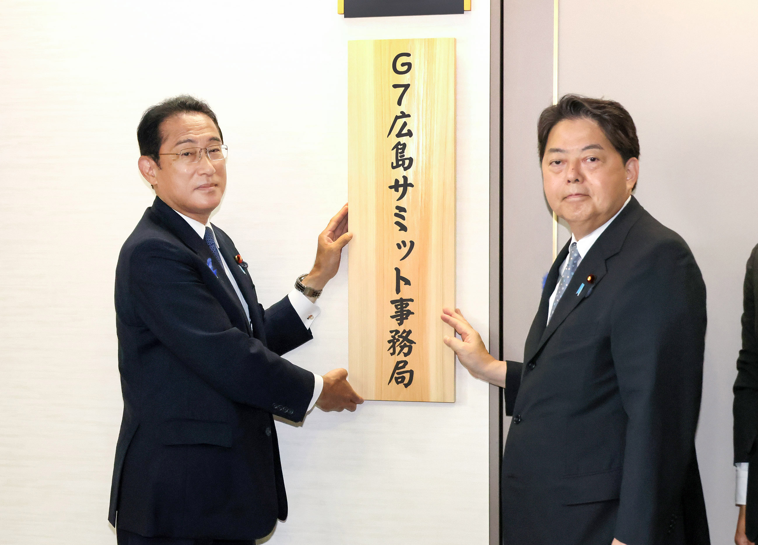 Photograph of the Prime Minister installing a signboard (1)