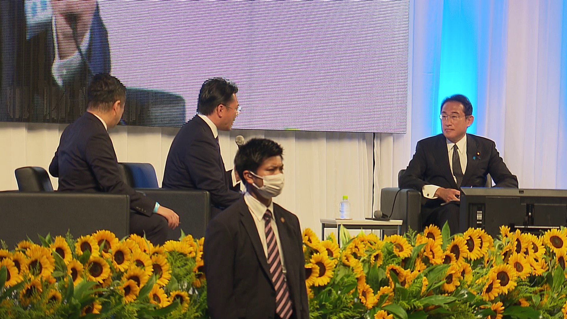Photograph of the Prime Minister having a dialogue (2)