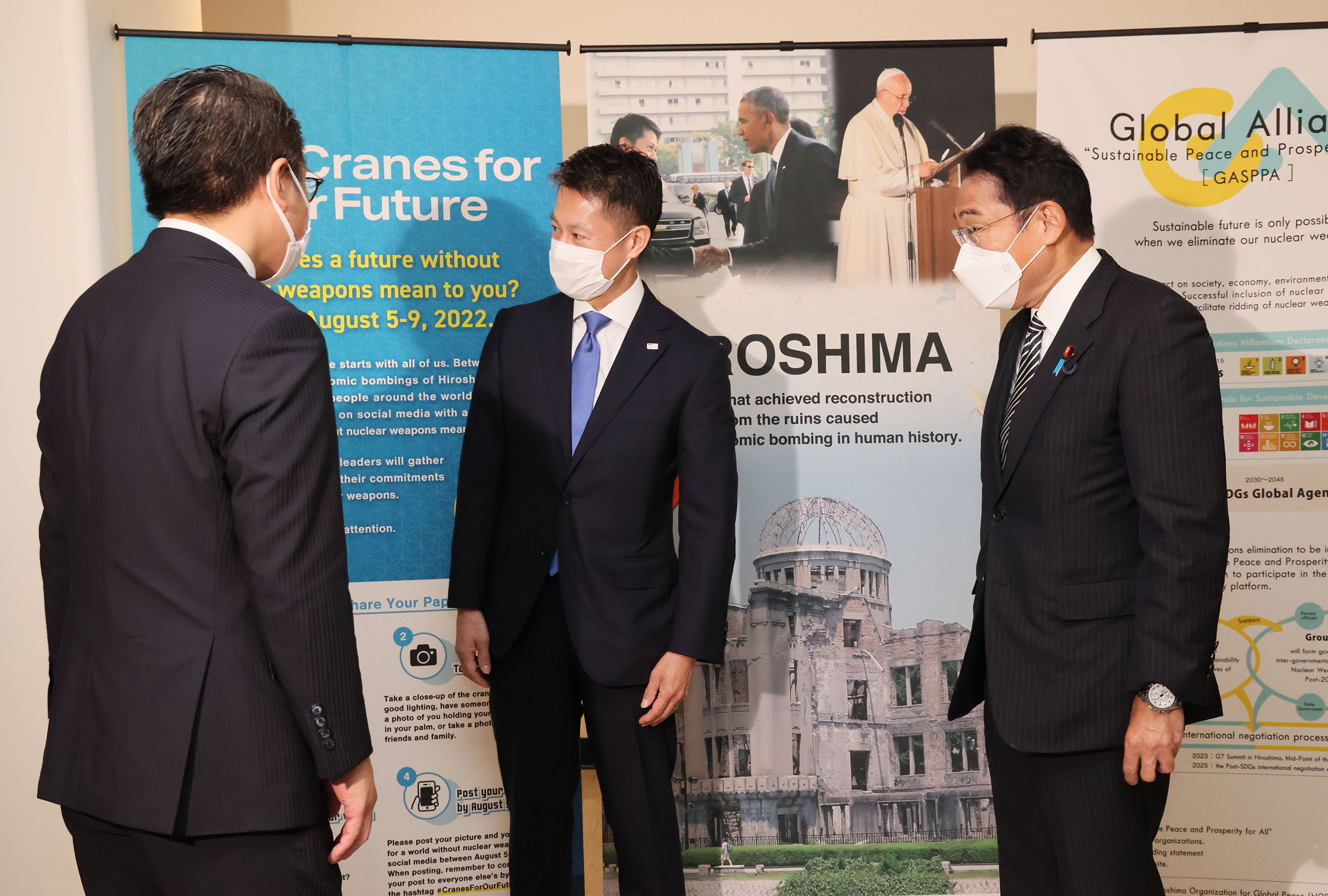 Photograph of the Prime Minister viewing banner displays by Hiroshima Prefecture(1)