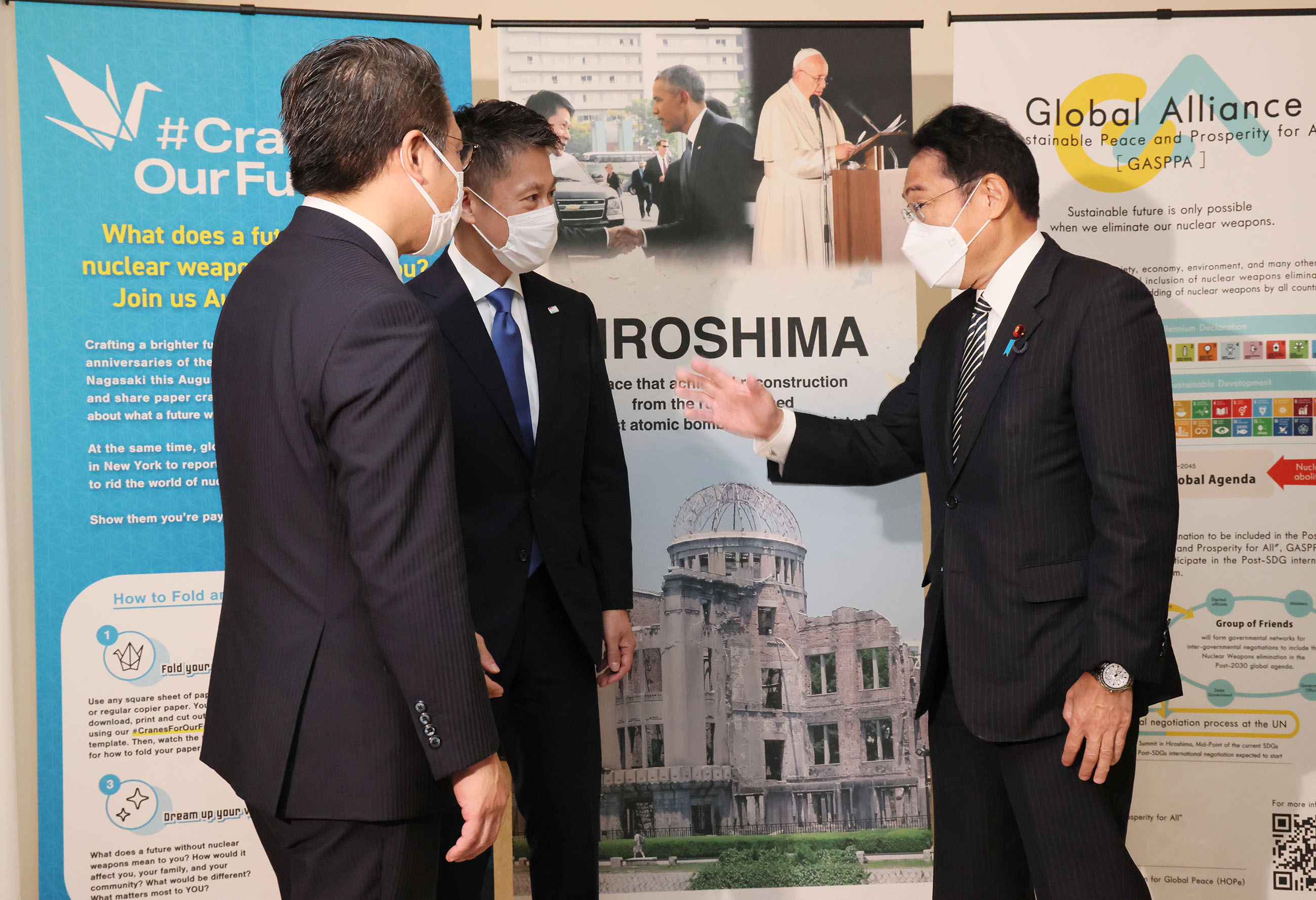 Photograph of the Prime Minister viewing banner displays by Hiroshima Prefecture (2)