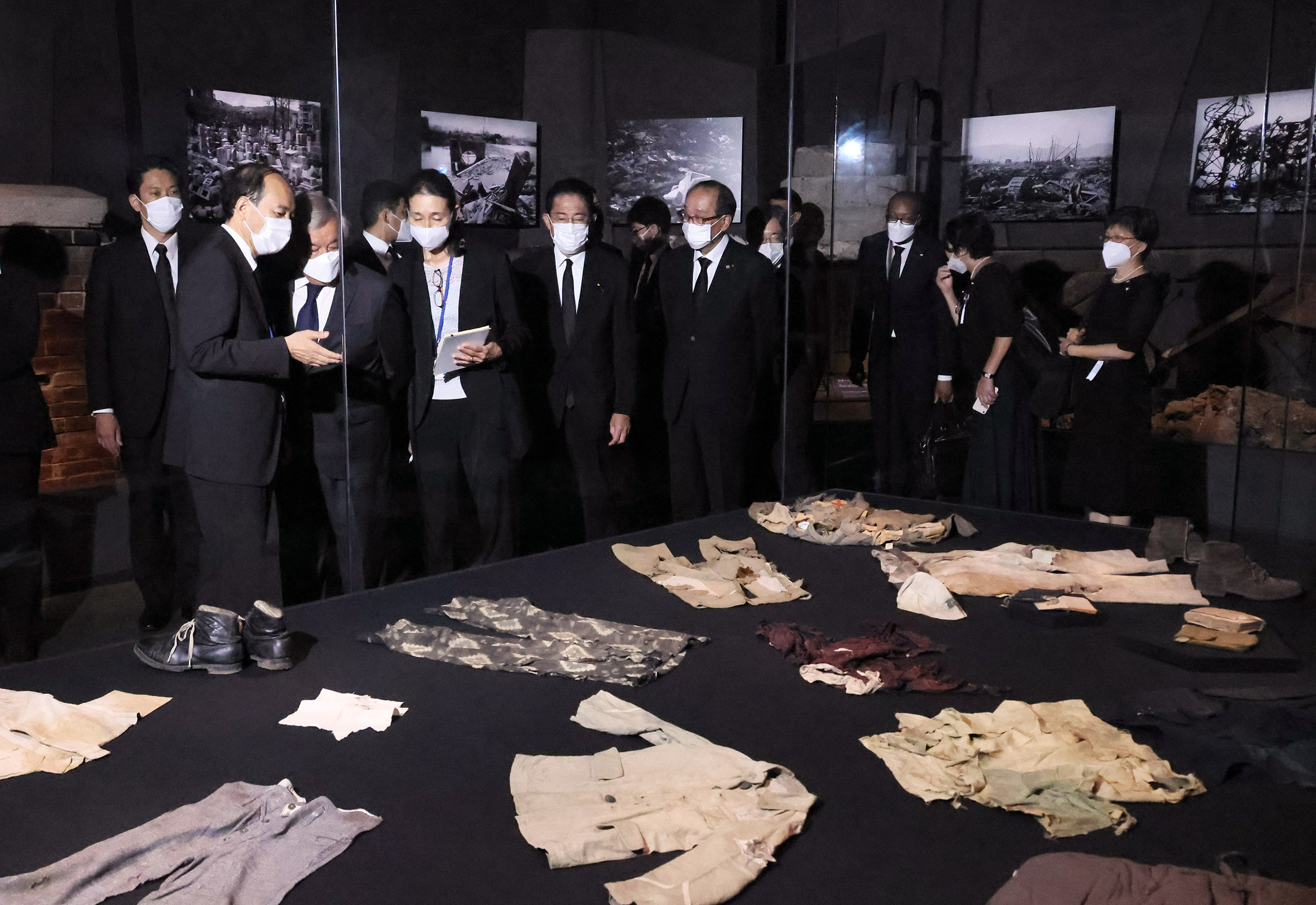 Photograph of the Prime Minister and UN Secretary-General Guterres visiting the Hiroshima Peace Memorial Museum (2)
