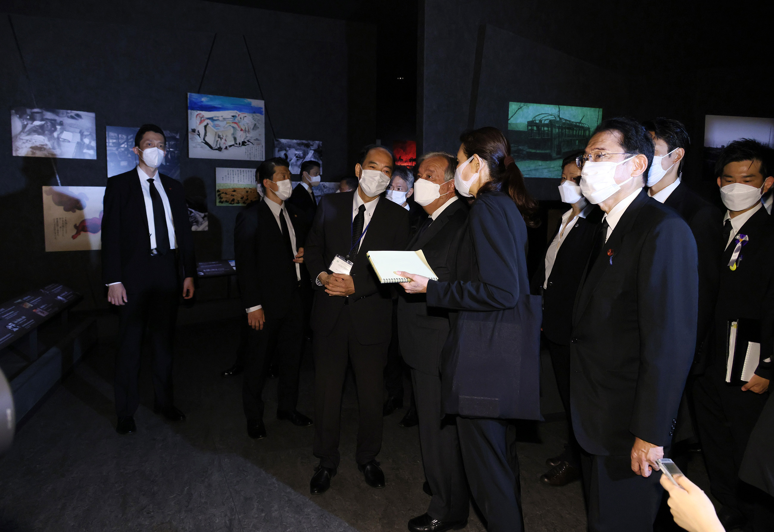 Photograph of the Prime Minister and UN Secretary-General Guterres visiting the Hiroshima Peace Memorial Museum (3)