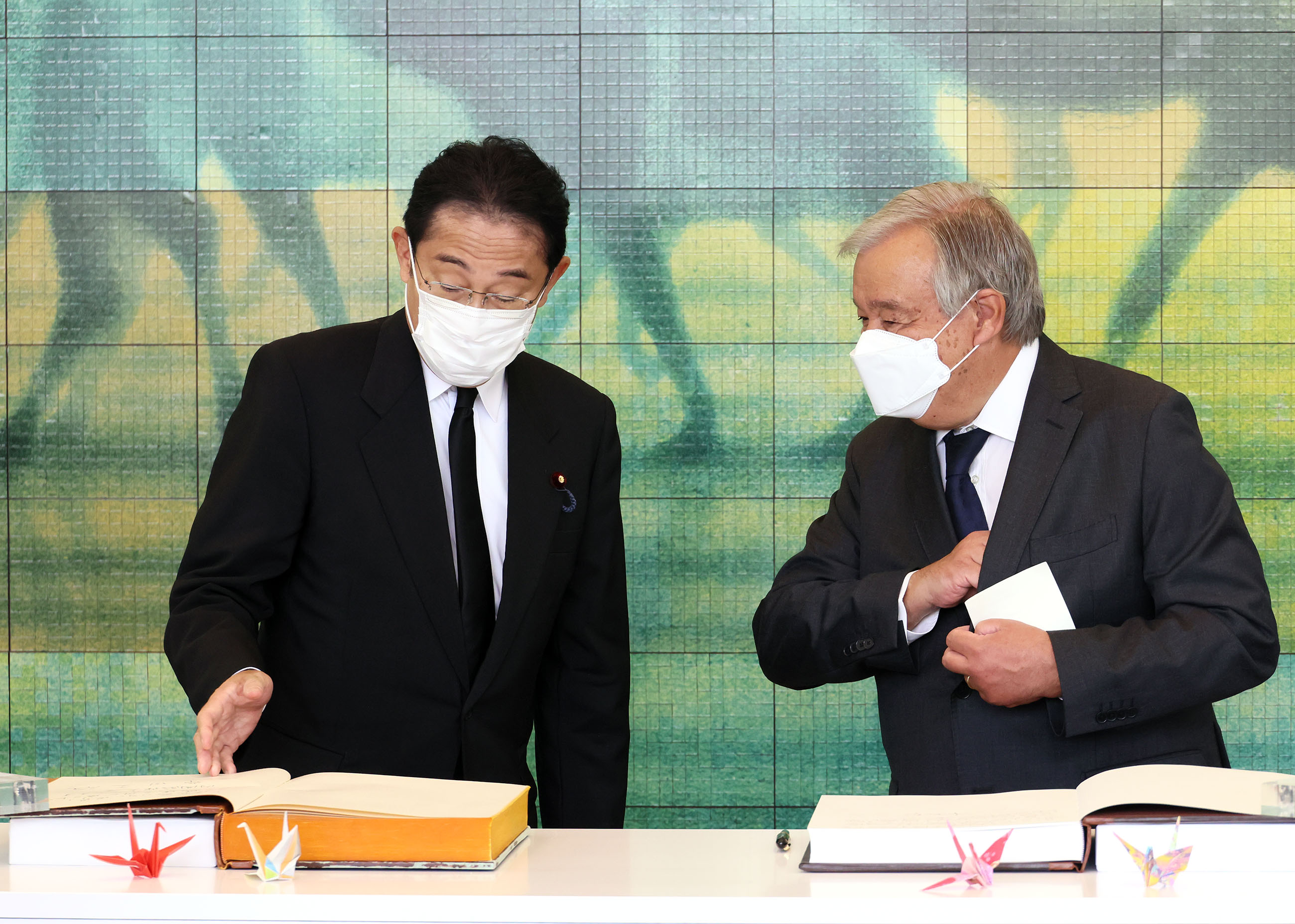 Photograph of the Prime Minister and UN Secretary-General Guterres signing a visitors’ book (2)