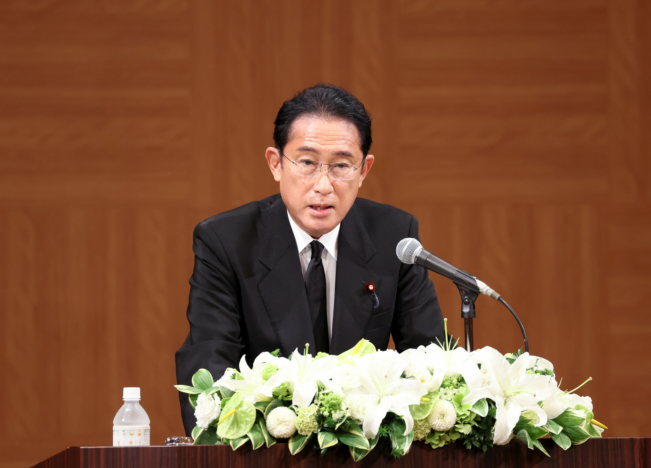 Photograph of the Prime Minister answering questions from the press (1)