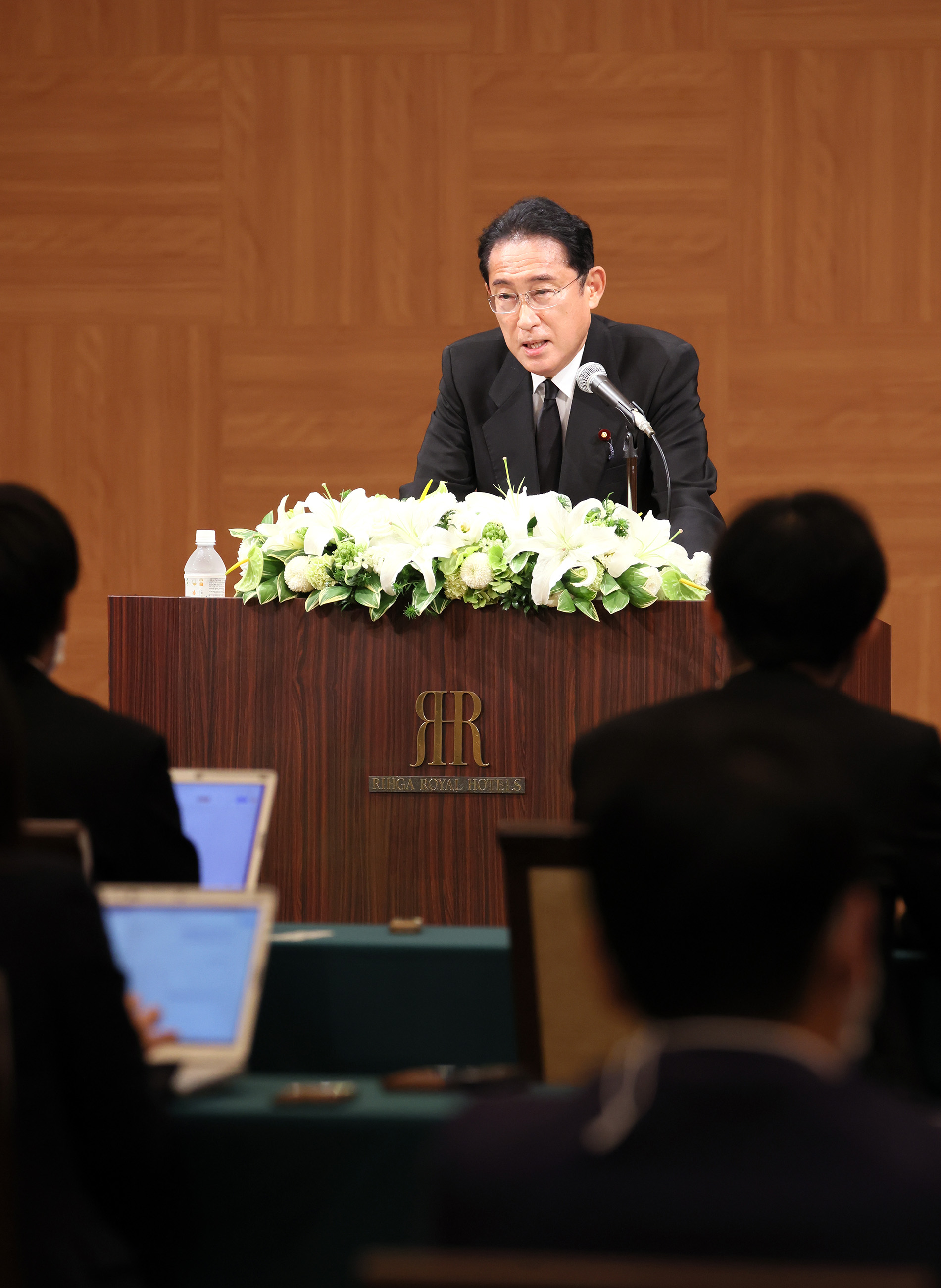 Photograph of the Prime Minister answering questions from the press (2)