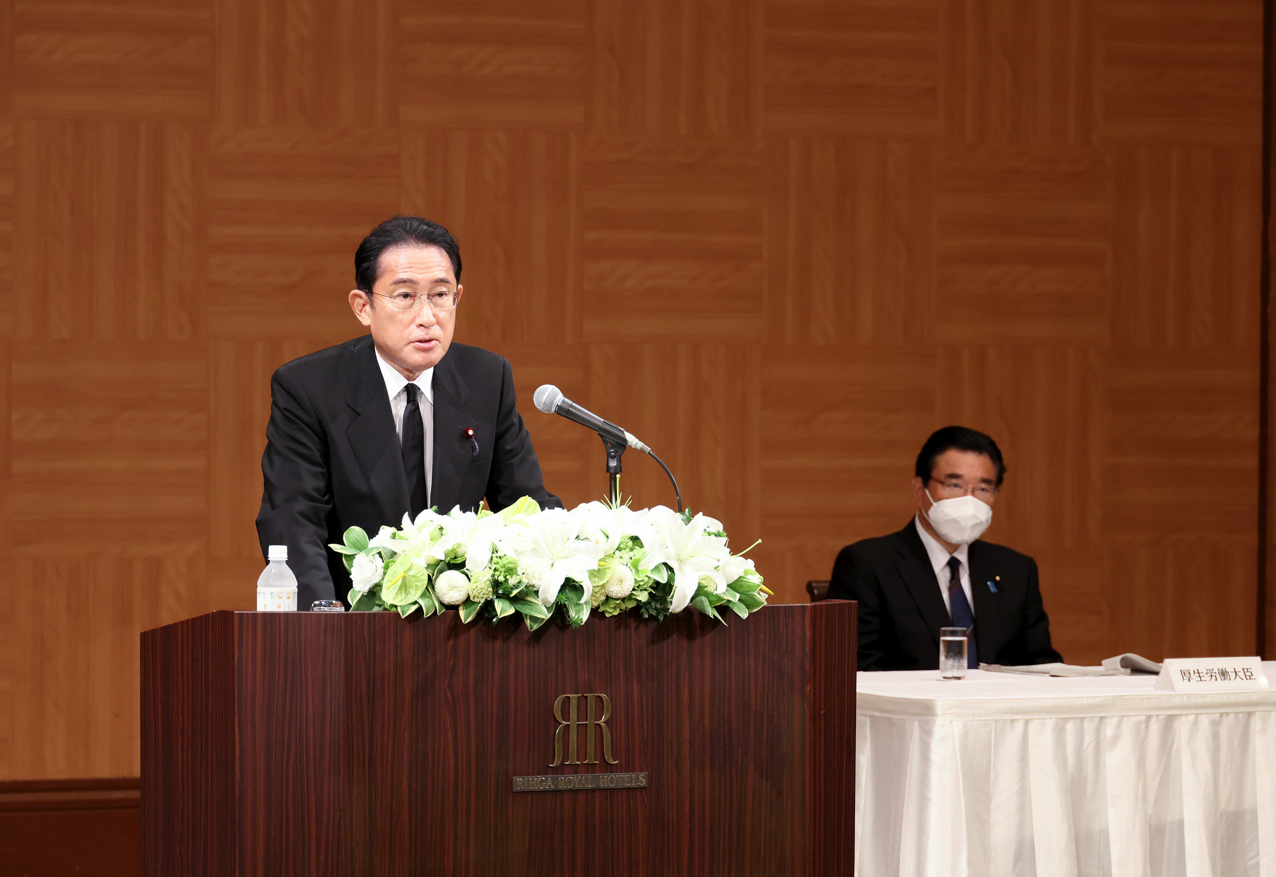 Photograph of the Prime Minister answering questions from the press (3)