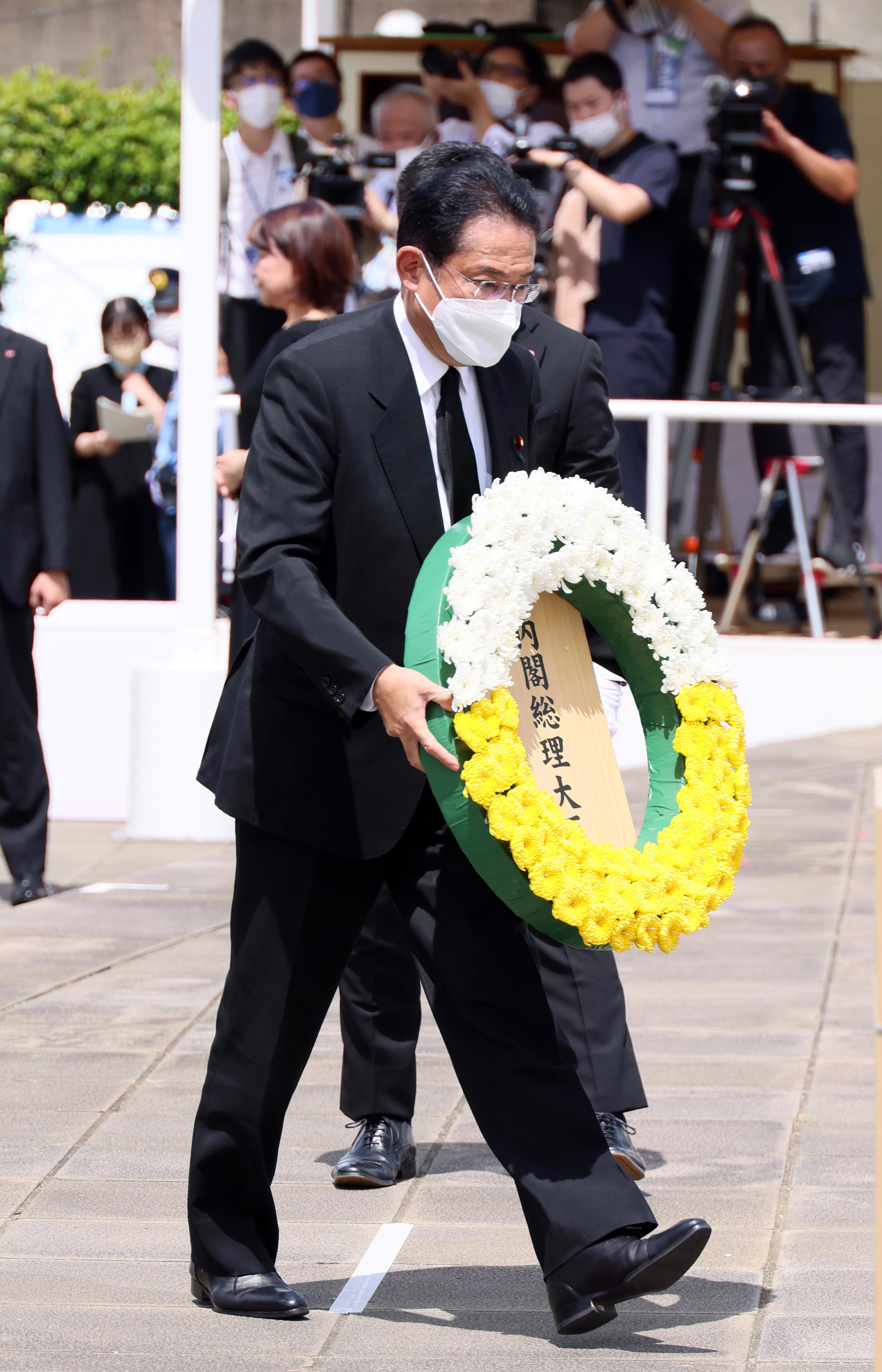 Photograph of the Prime Minister offering a wreath (2)