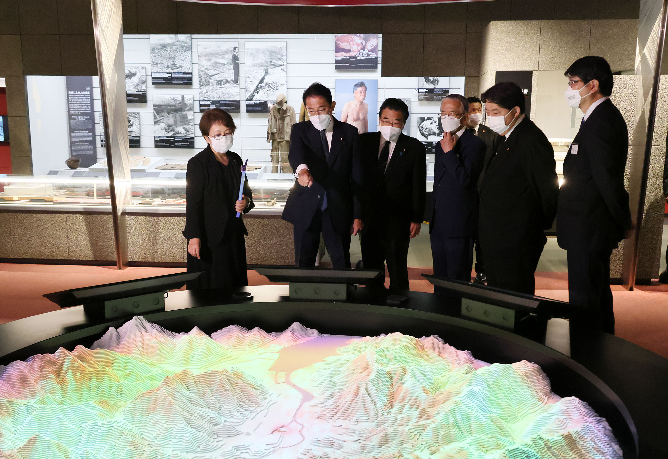 Photograph of the Prime Minister visiting the Nagasaki Atomic Bomb Museum (1)
