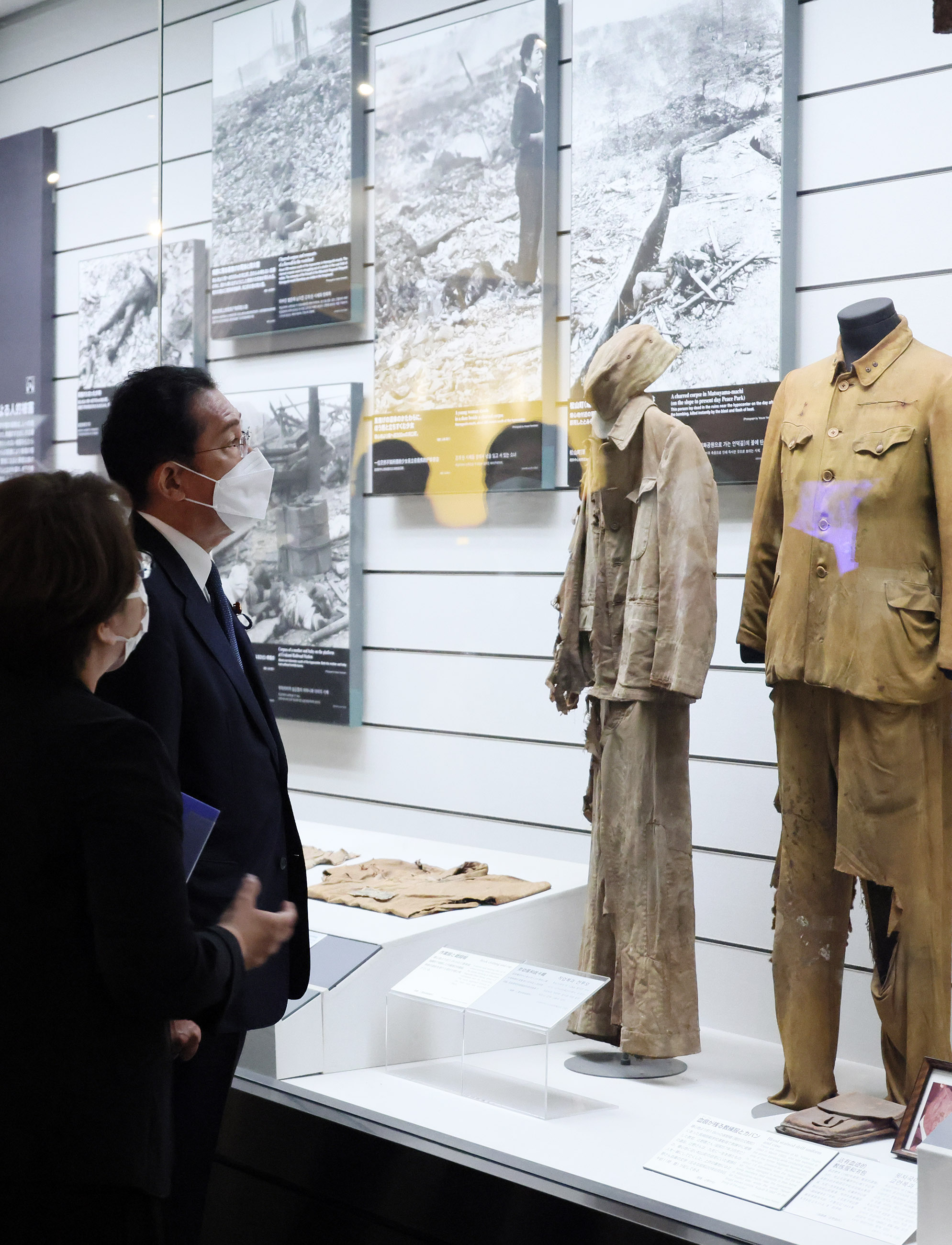 Photograph of the Prime Minister visiting the Nagasaki Atomic Bomb Museum (2)