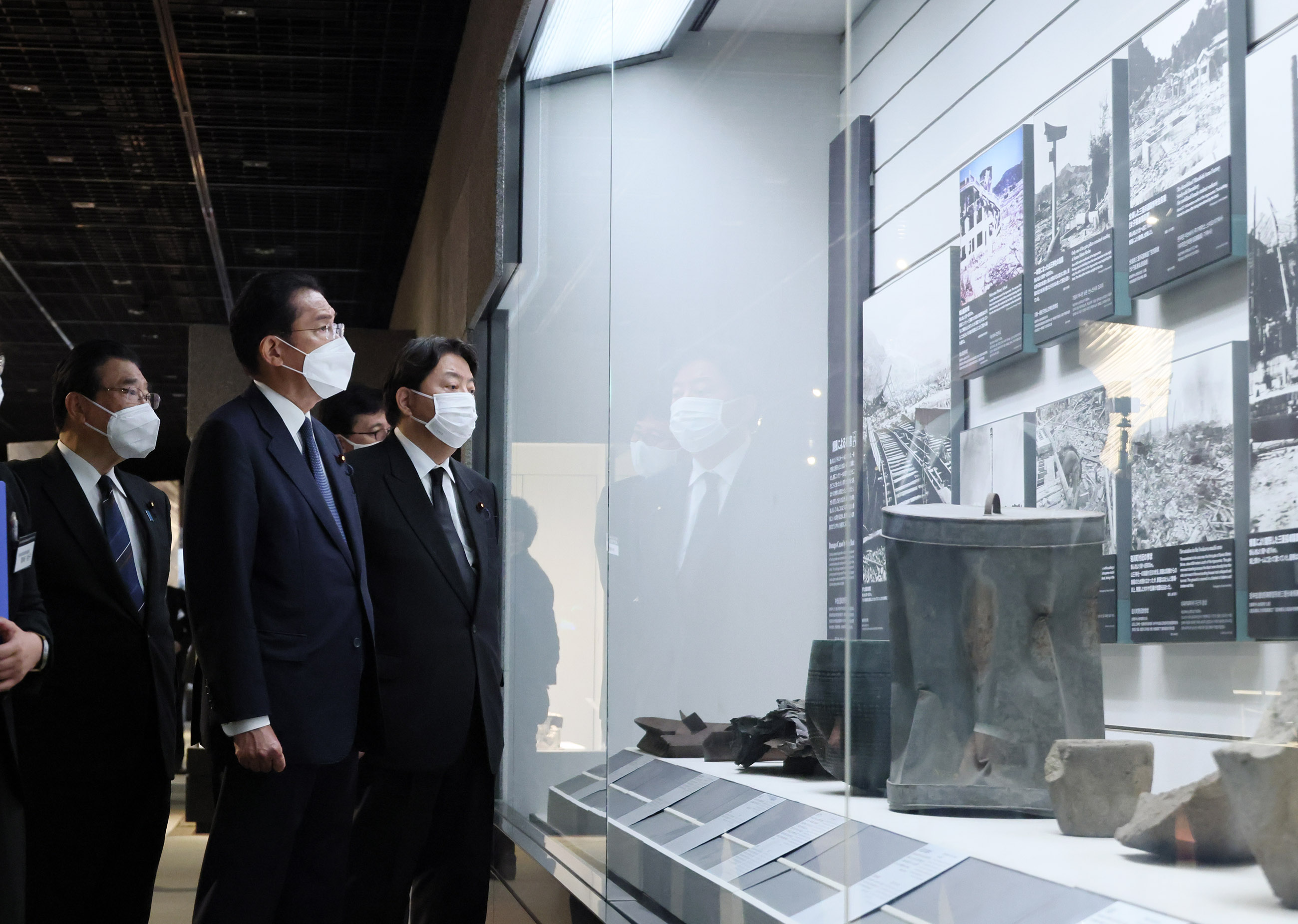 Photograph of the Prime Minister visiting the Nagasaki Atomic Bomb Museum (3)