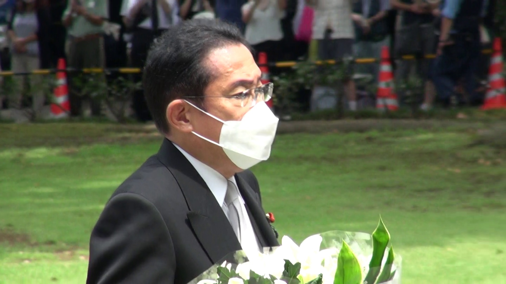 Photograph of the Prime Minister offering prayers at Chidorigafuchi National Cemetery (2)