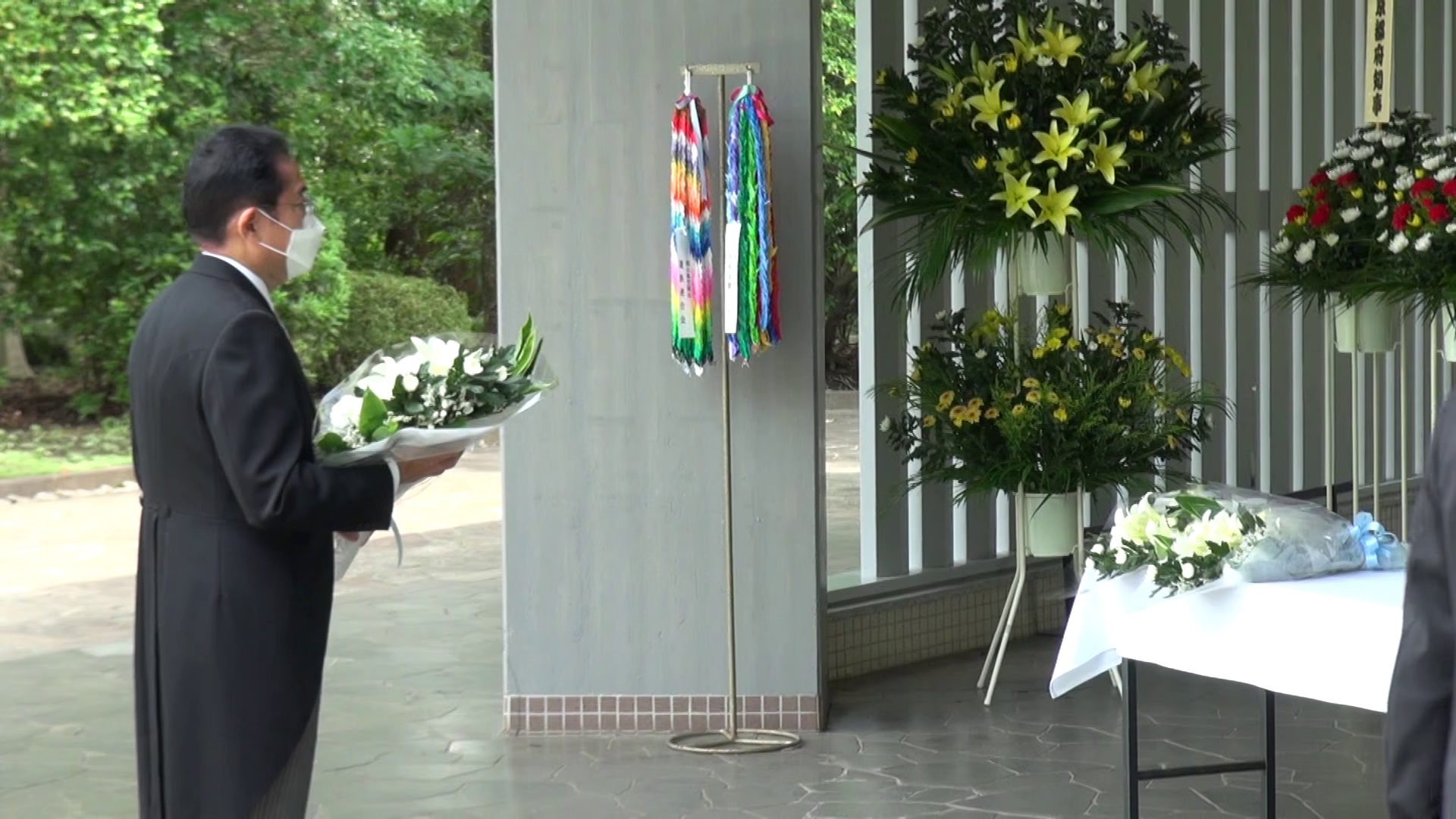 Photograph of the Prime Minister offering prayers at Chidorigafuchi National Cemetery (3)