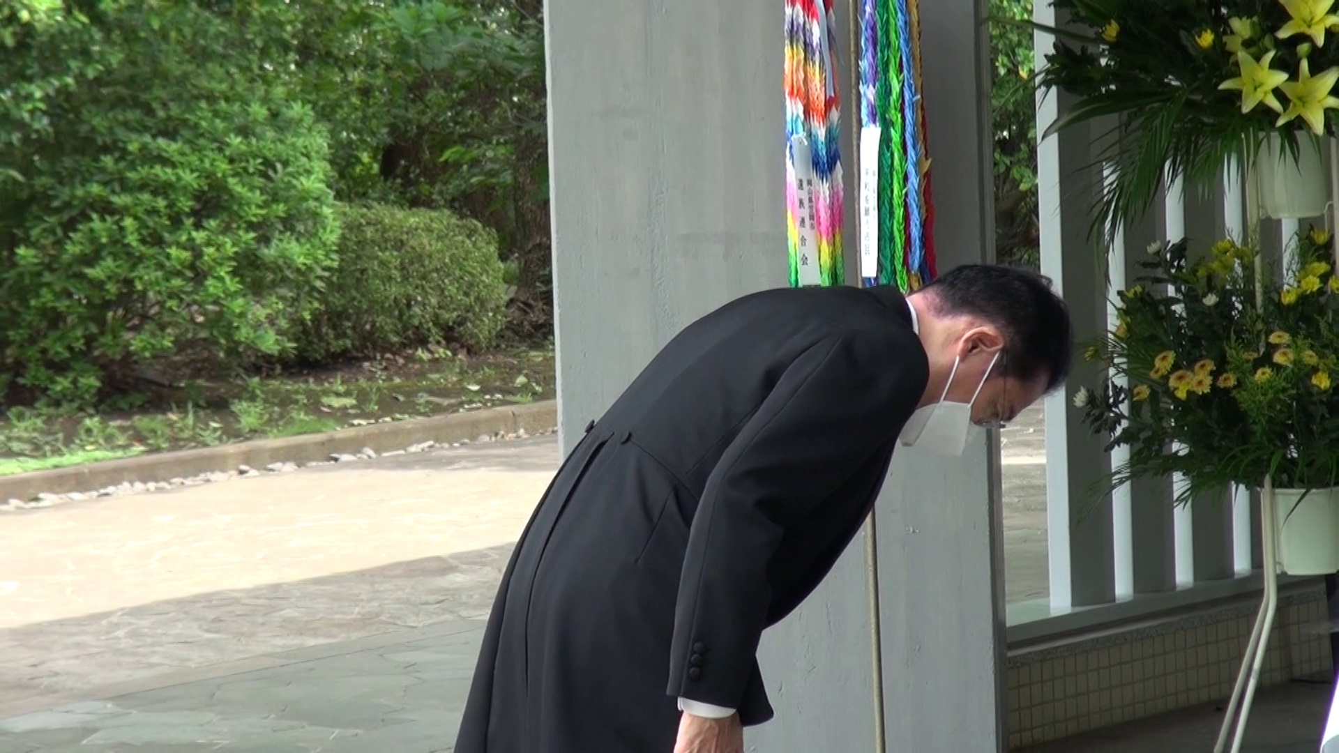Photograph of the Prime Minister offering prayers at Chidorigafuchi National Cemetery (4)